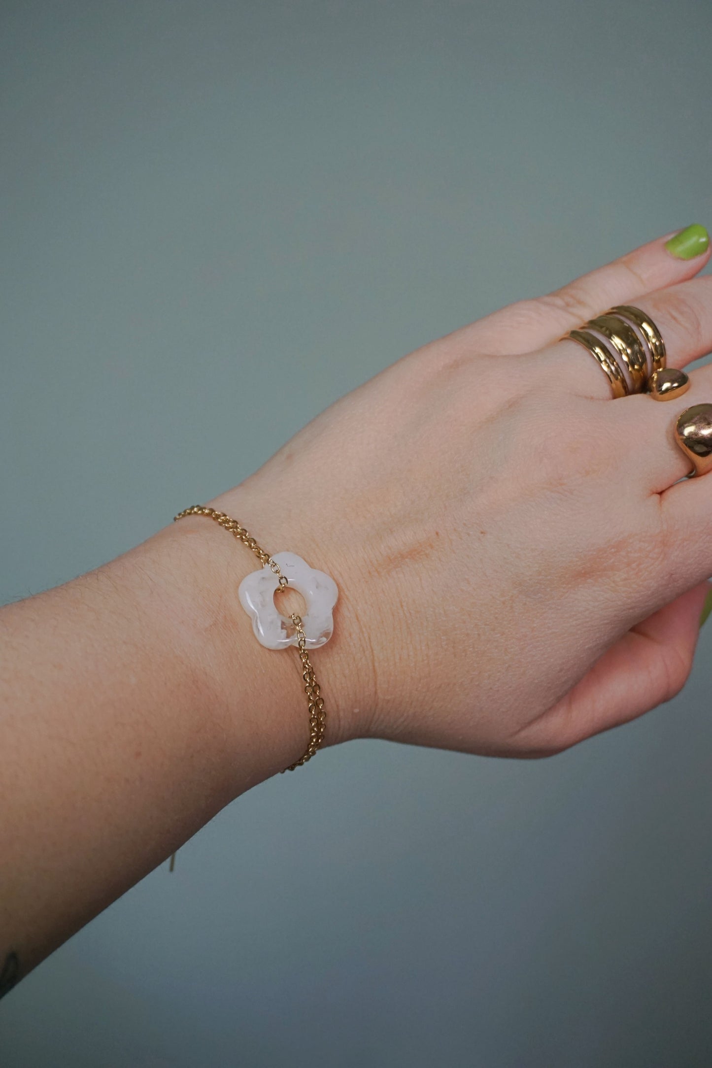 Bracelet doré anneau fleur blanche