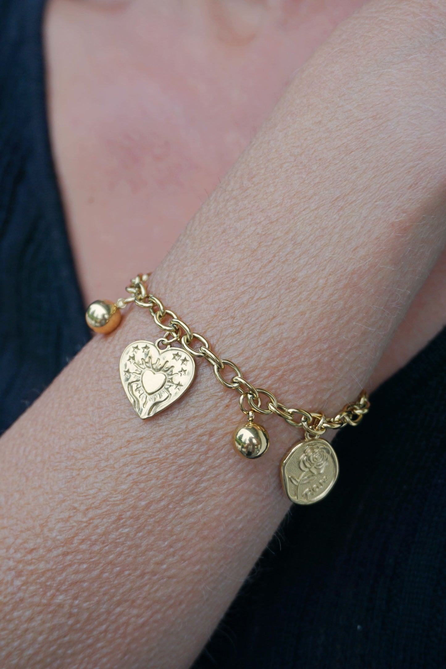 Bracelet doré charms cœurs et boules