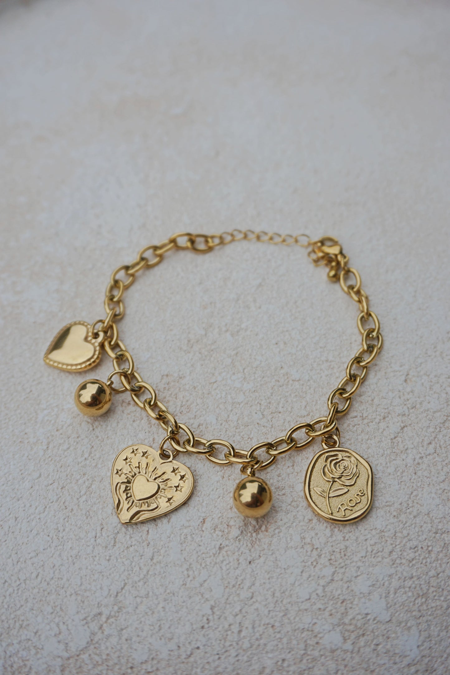 Bracelet doré charms cœurs et boules