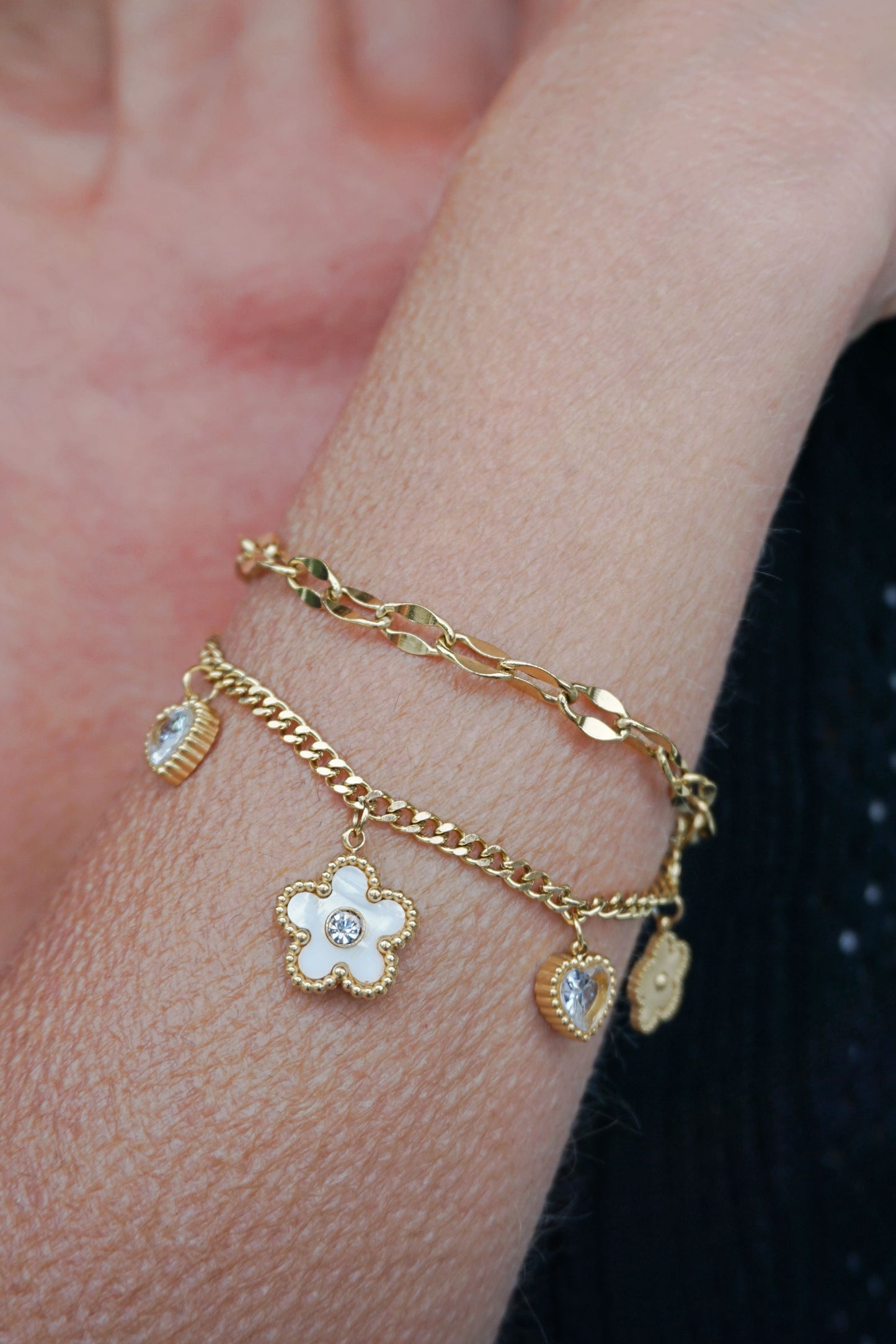 Bracelet doré charms cœurs et fleur blanche