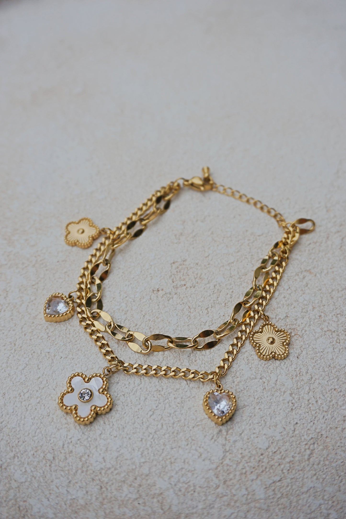 Bracelet doré charms cœurs et fleur blanche