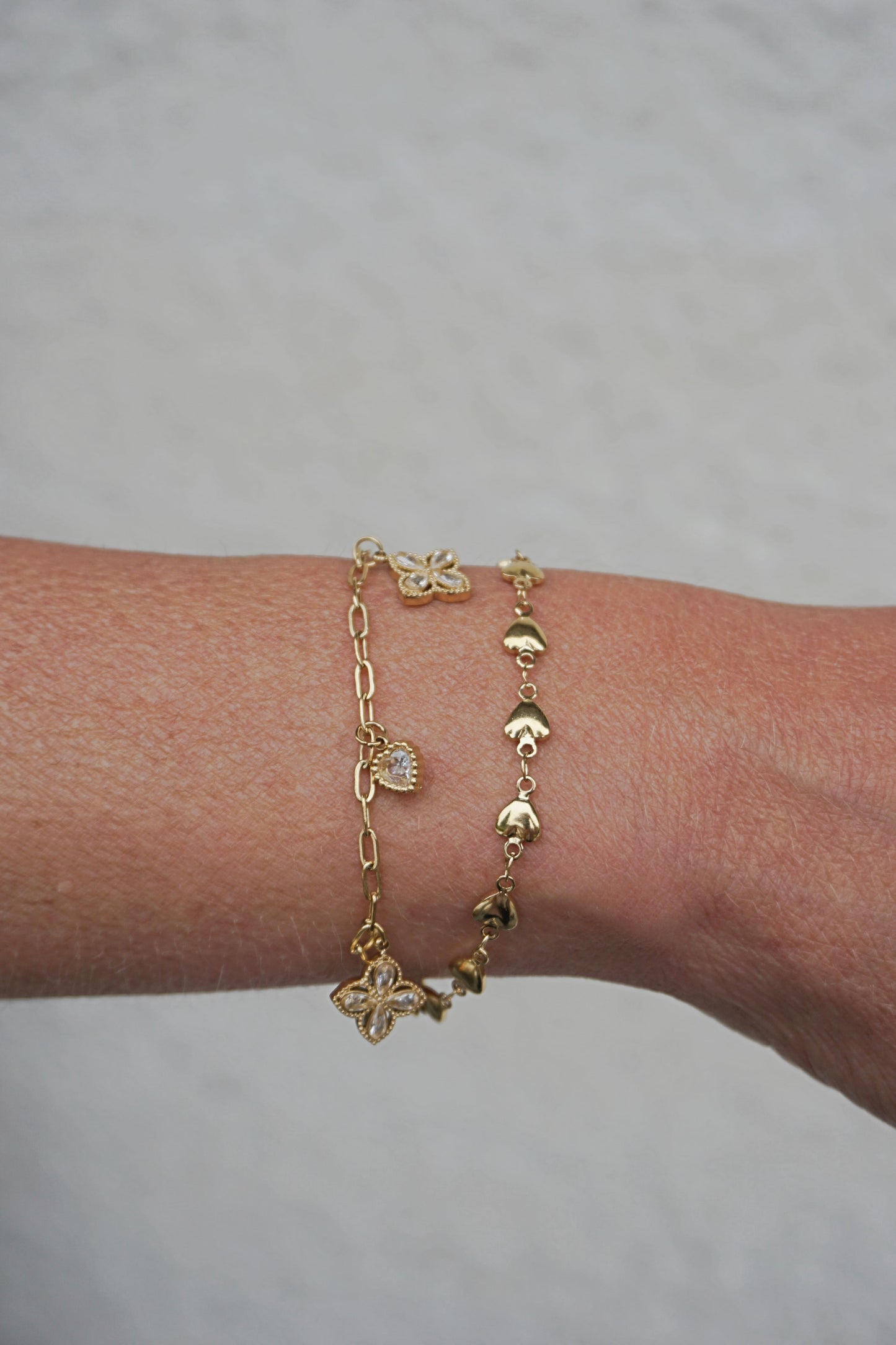 Bracelet doré charms fleurs et cœurs