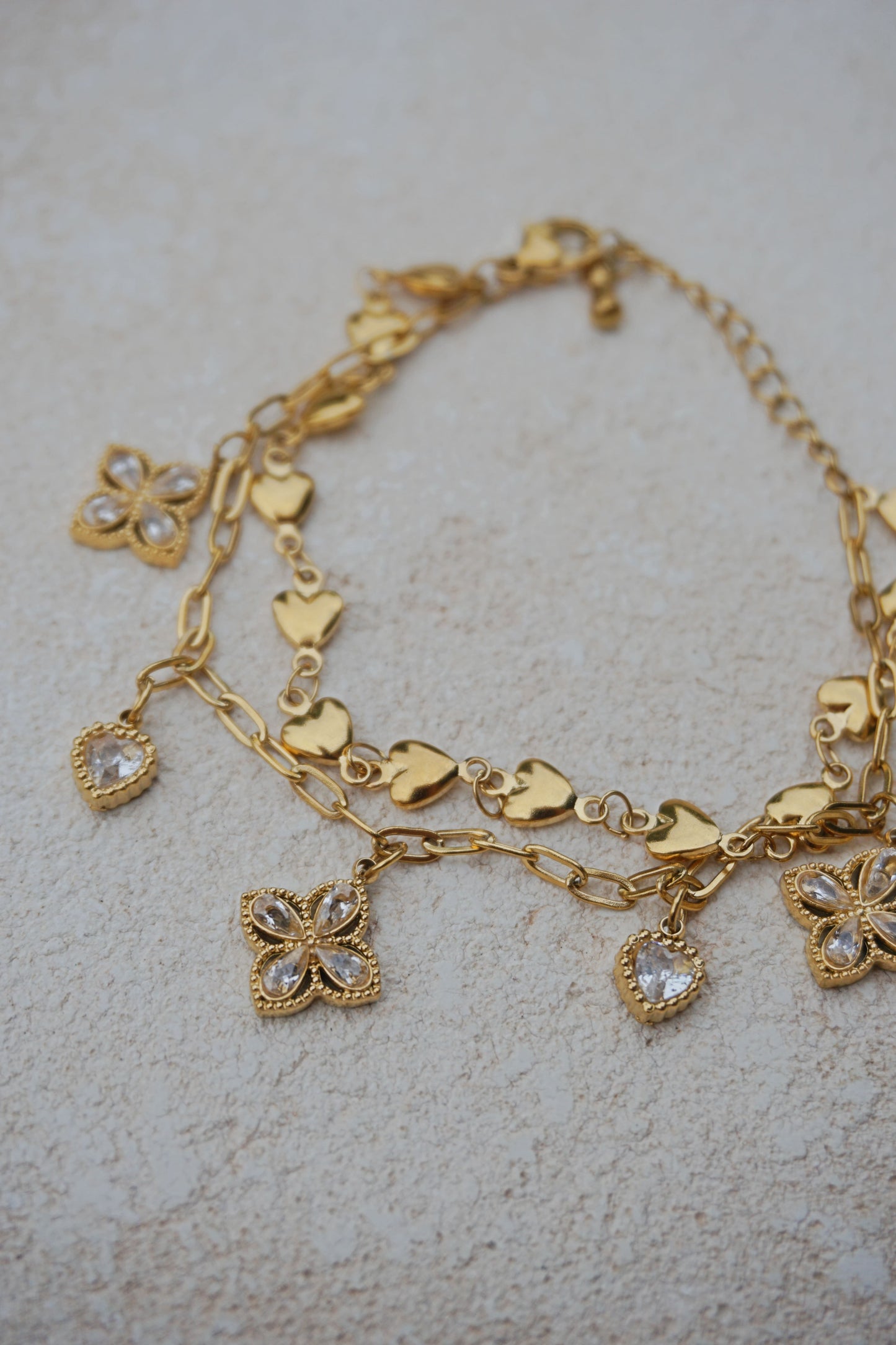 Bracelet doré charms fleurs et cœurs