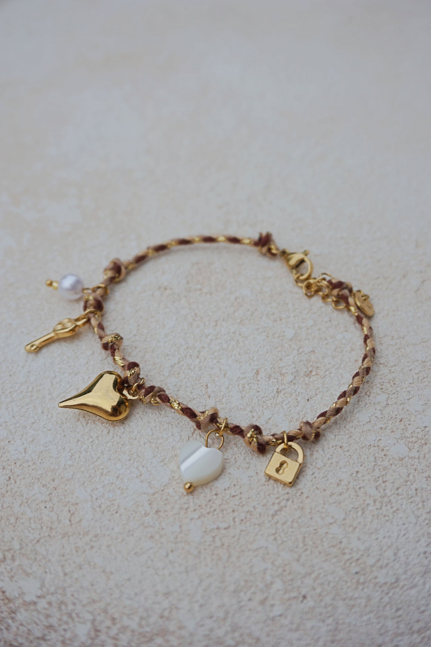 Bracelet doré et cordelette charms cœur