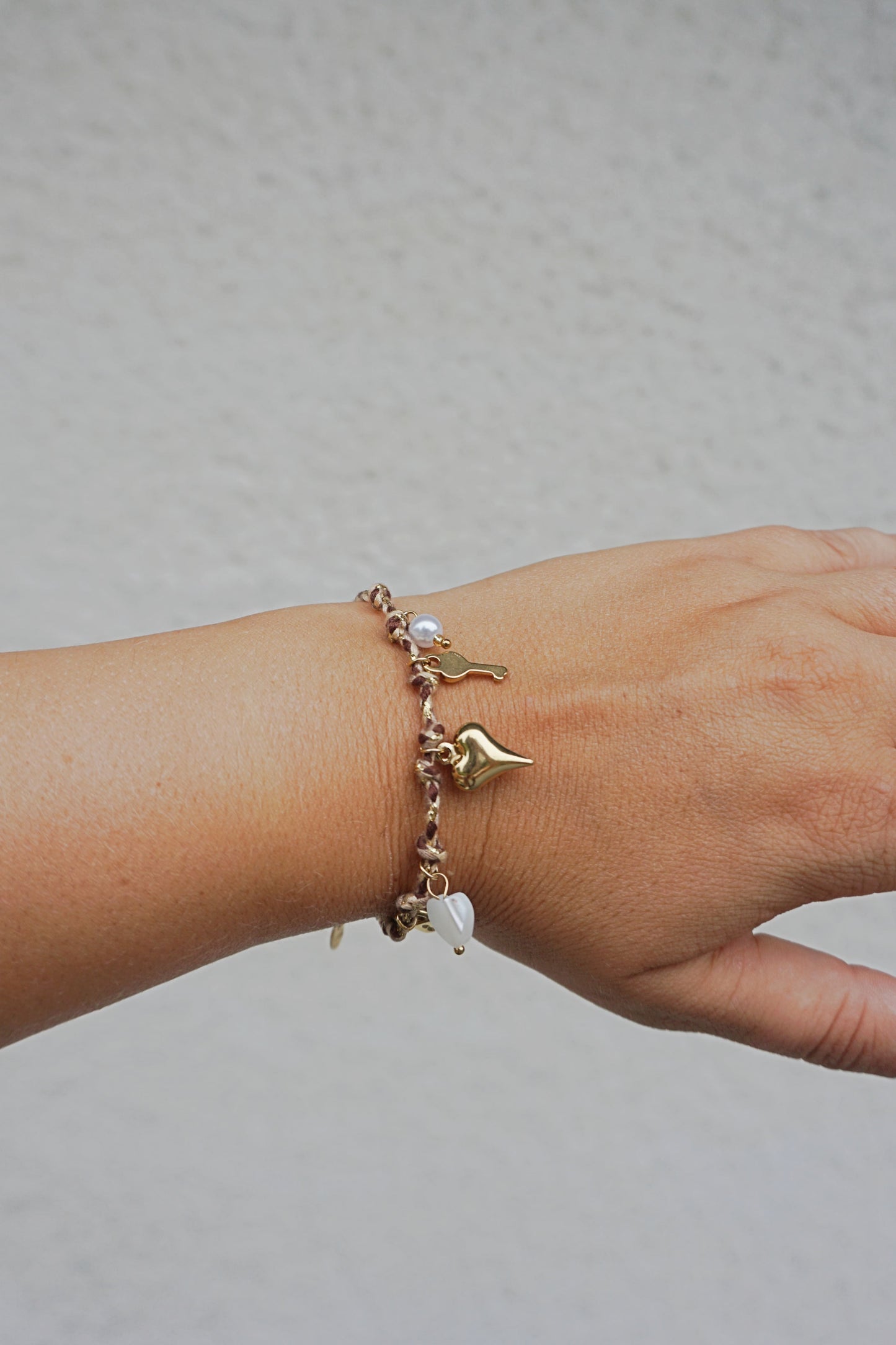 Bracelet doré et cordelette charms cœur