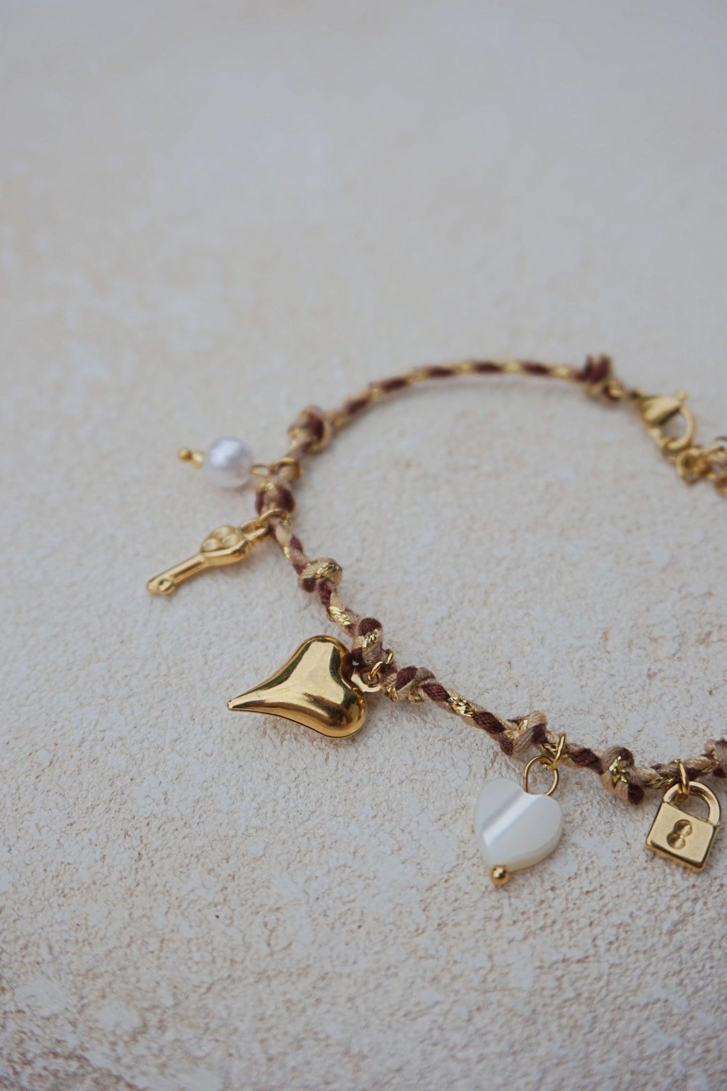 Bracelet doré et cordelette charms cœur
