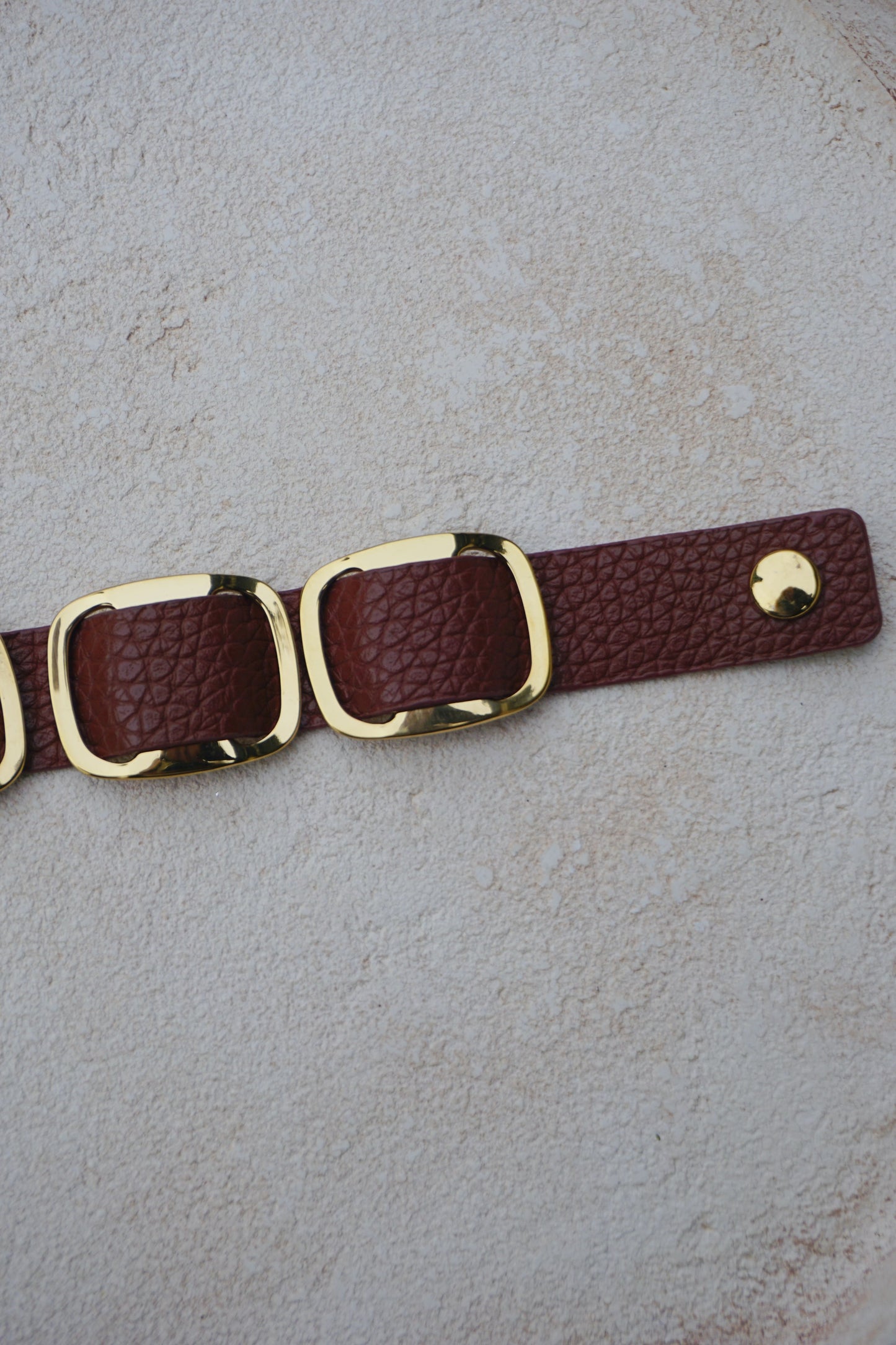 Bracelet doré et similicuir marron