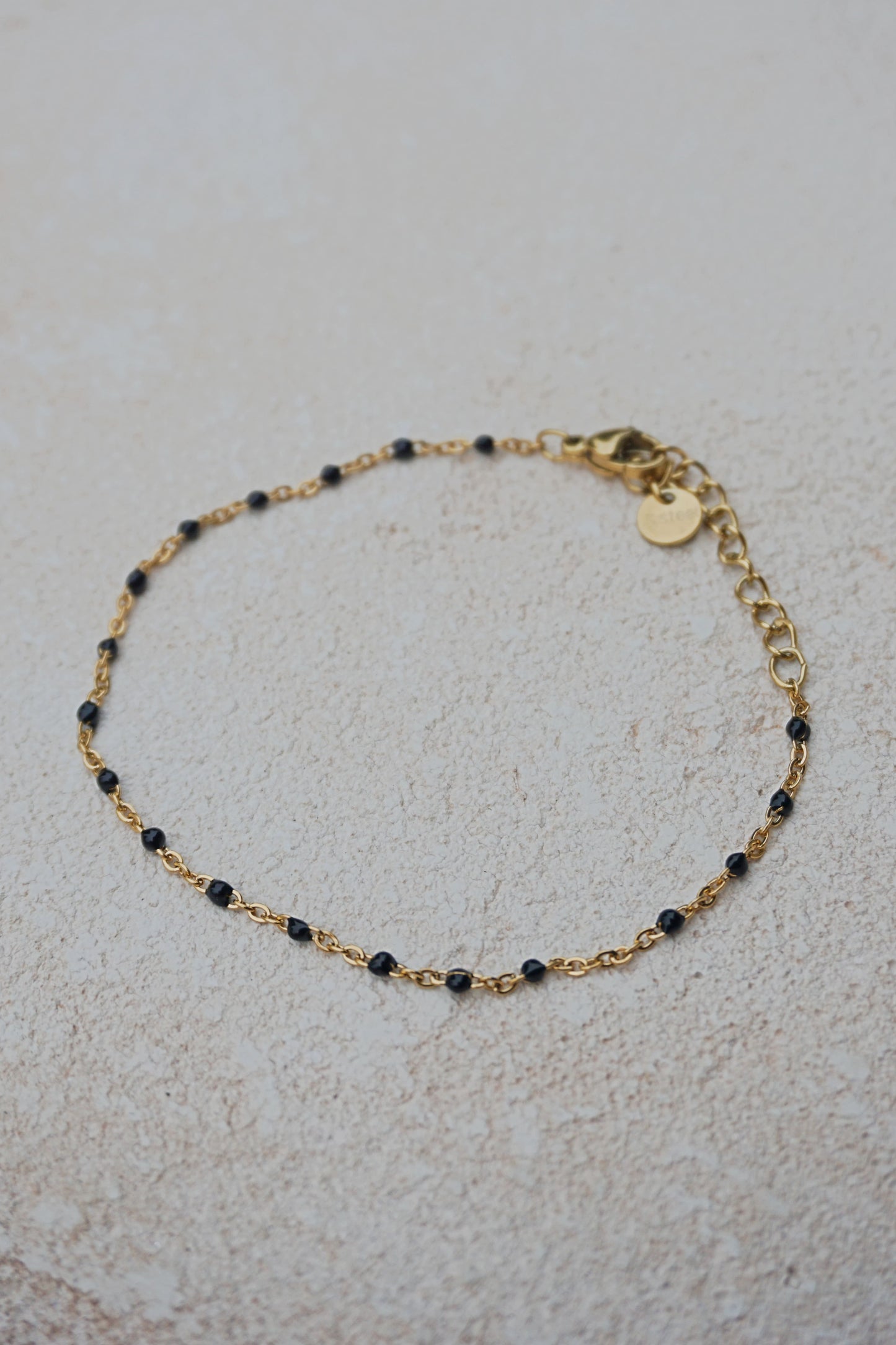 Bracelet fin doré petites perles noires