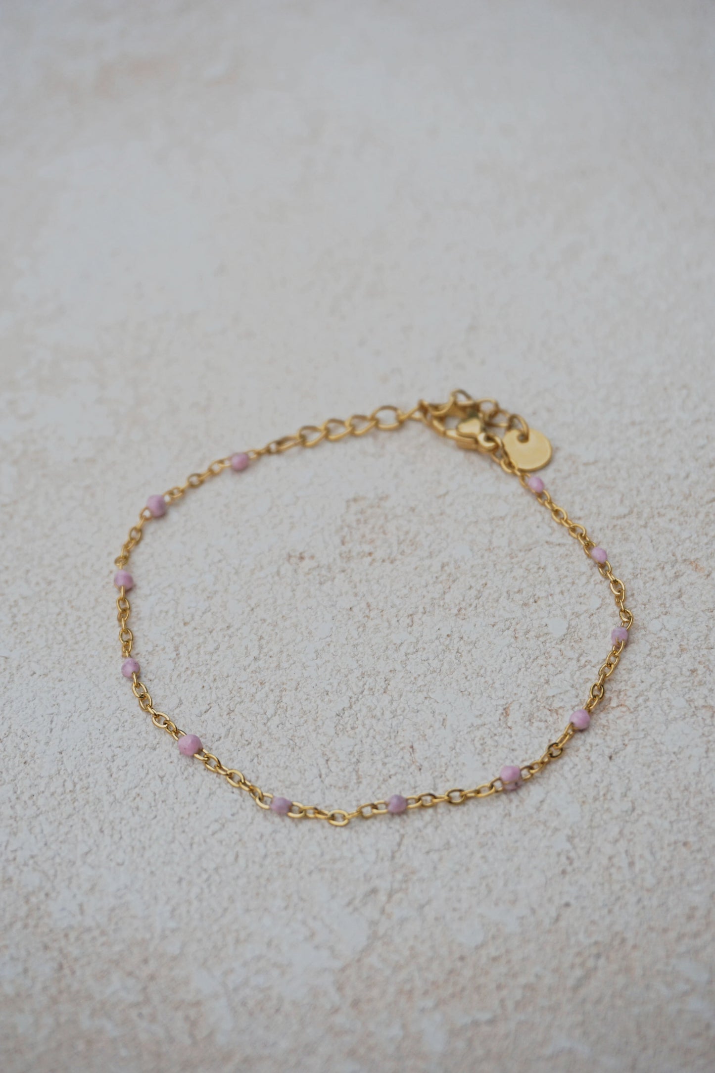 Bracelet fin doré petites perles roses