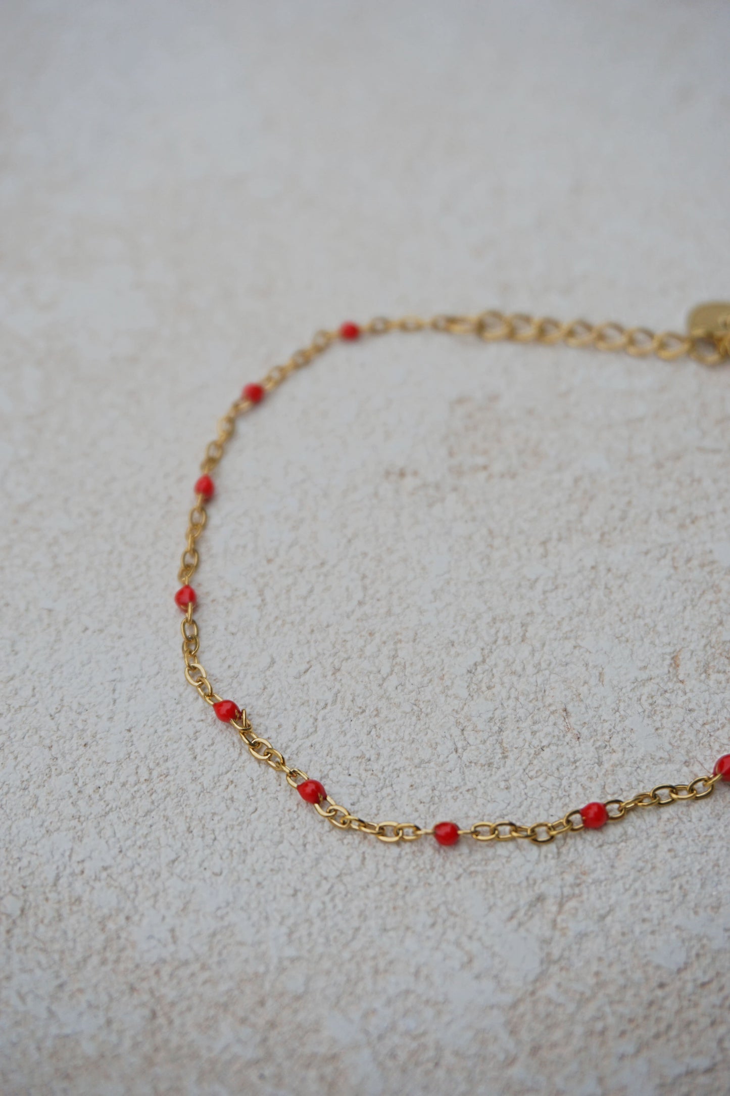 Bracelet fin doré petites perles rouges