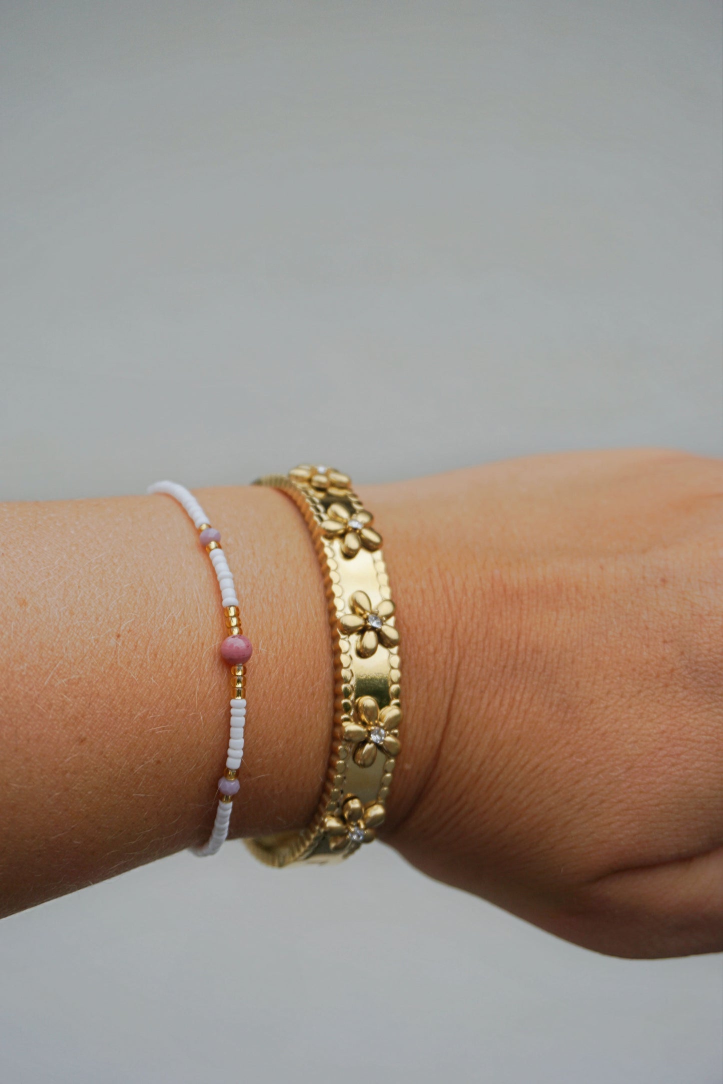 Bracelet doré jonc fleurs