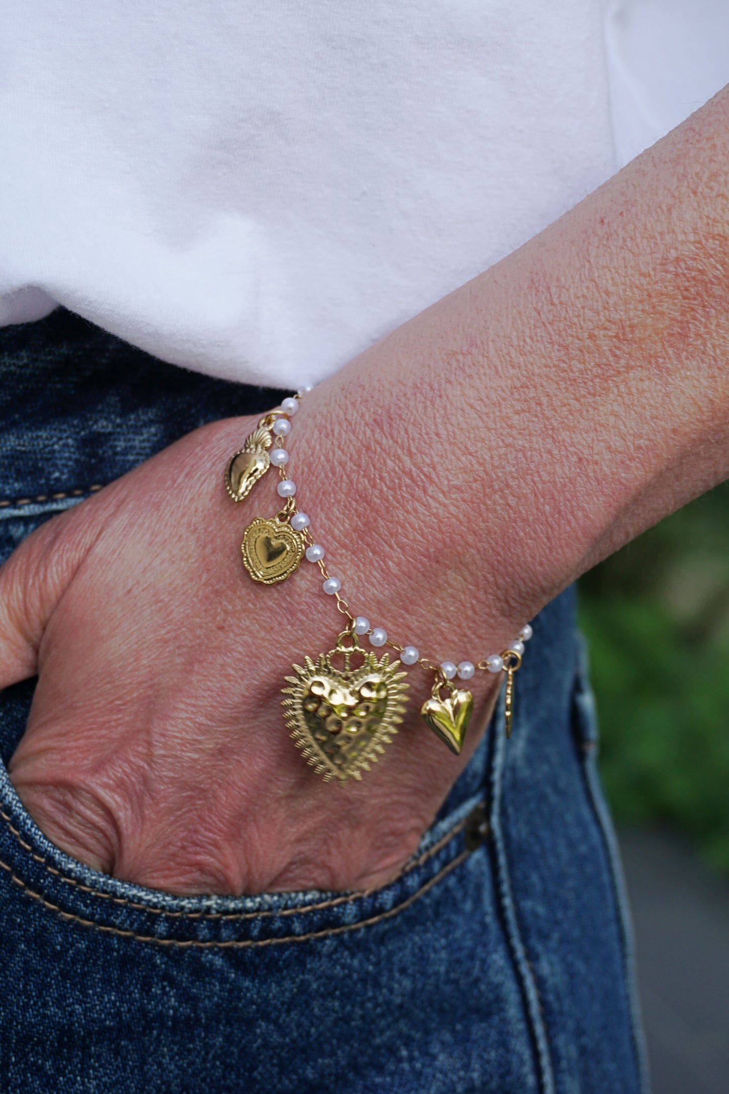 Bracelet doré perles blanches charms cœur