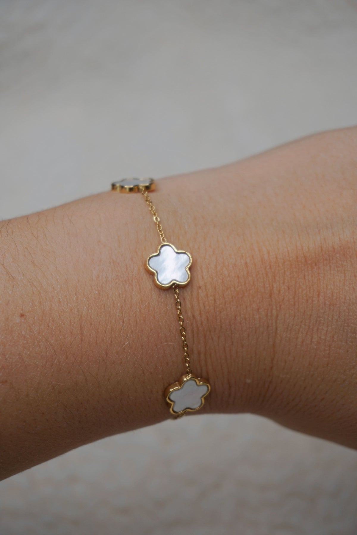 Bracelet doré trèfles blancs