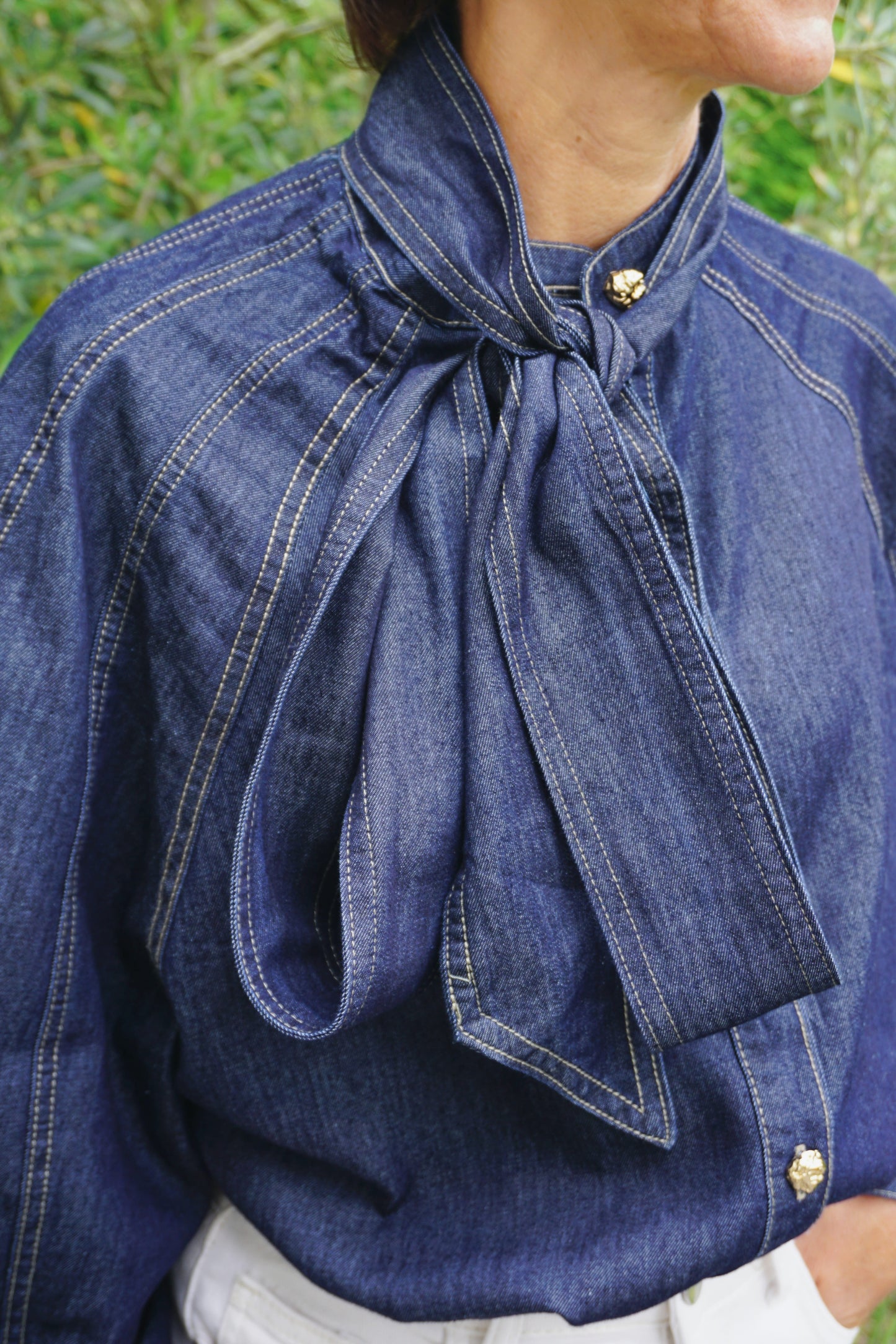 Chemise en jean nœud col lavallière