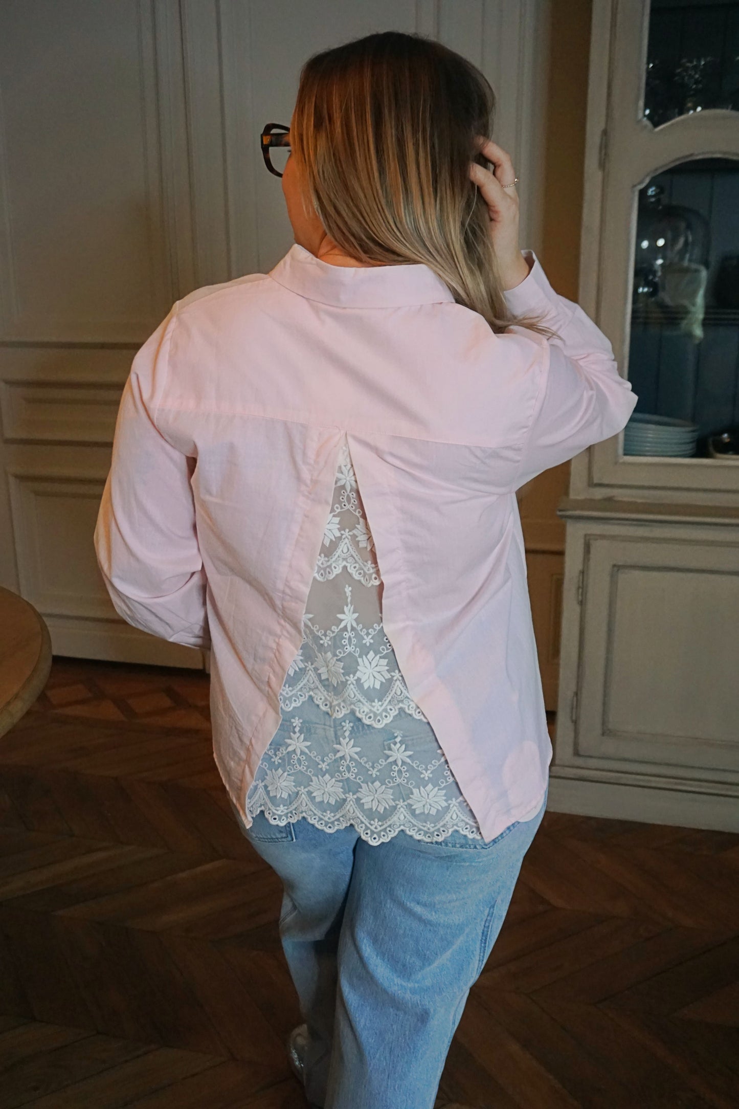 Chemise rose dos ouvert dentelle