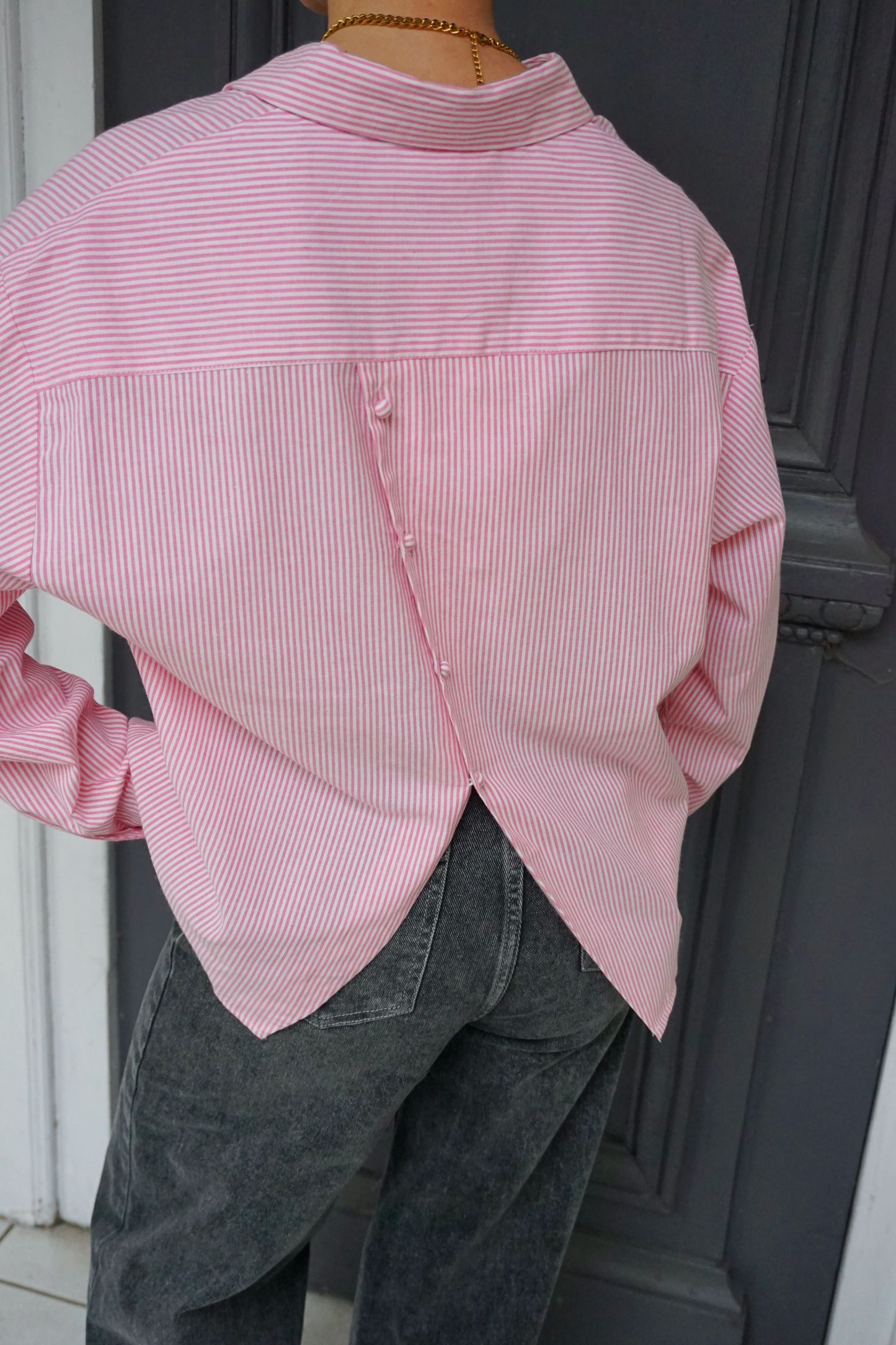 Chemise rose rayée ouverture dos