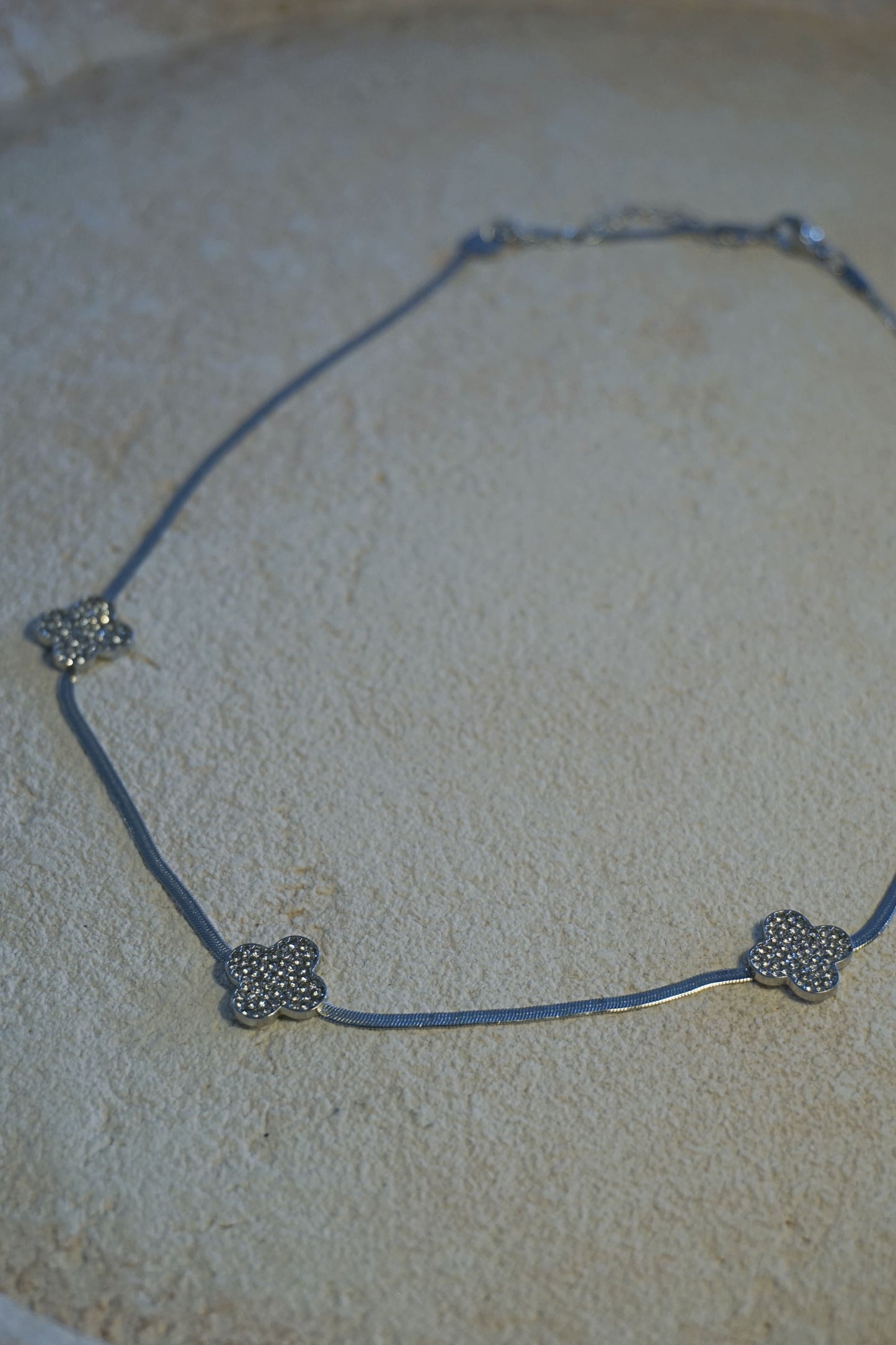 Collier argenté maille trèfle