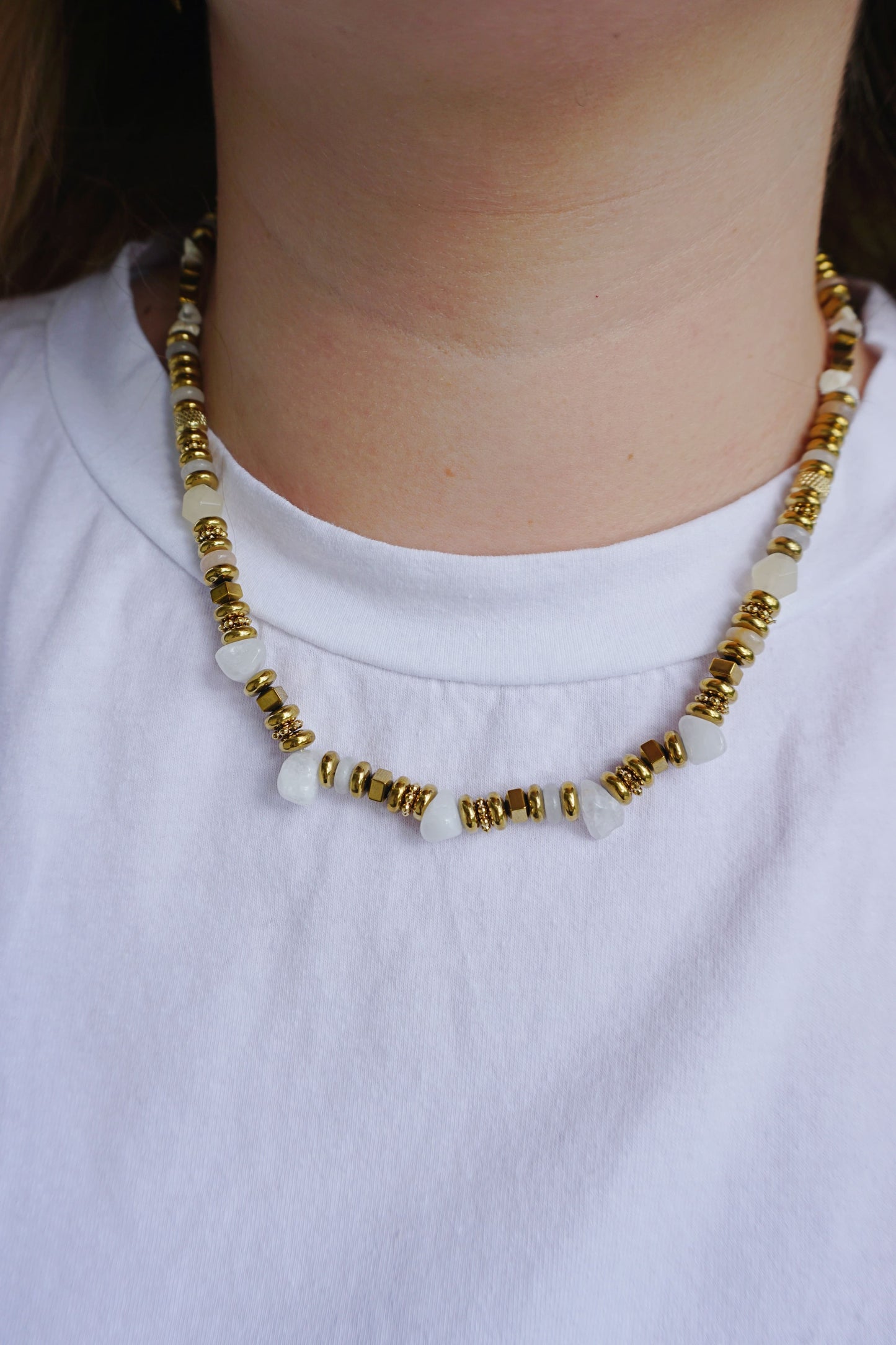 Collier doré avec pierres blanches