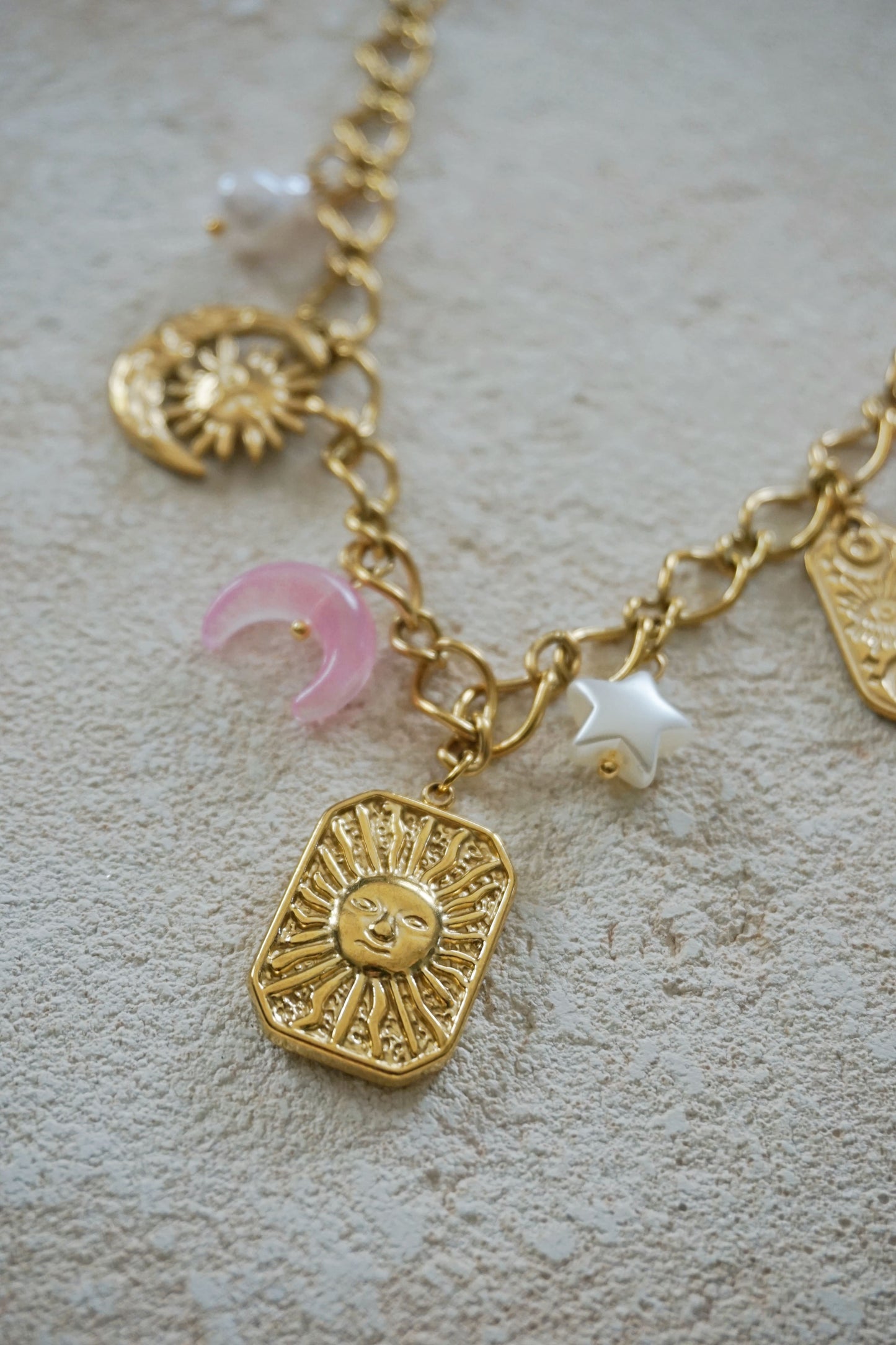 Collier doré charms soleil, lune, étoile PETIT DÉFAUT