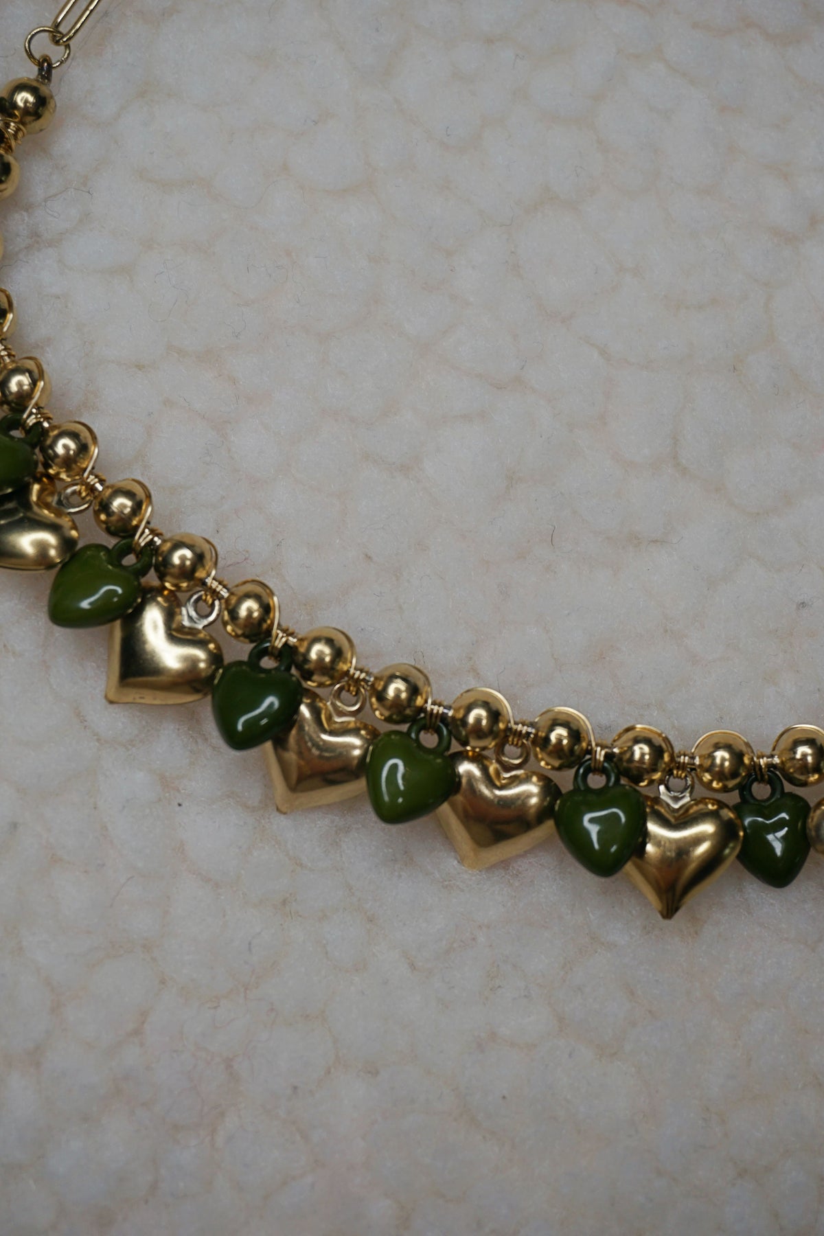 Collier doré cœurs verts