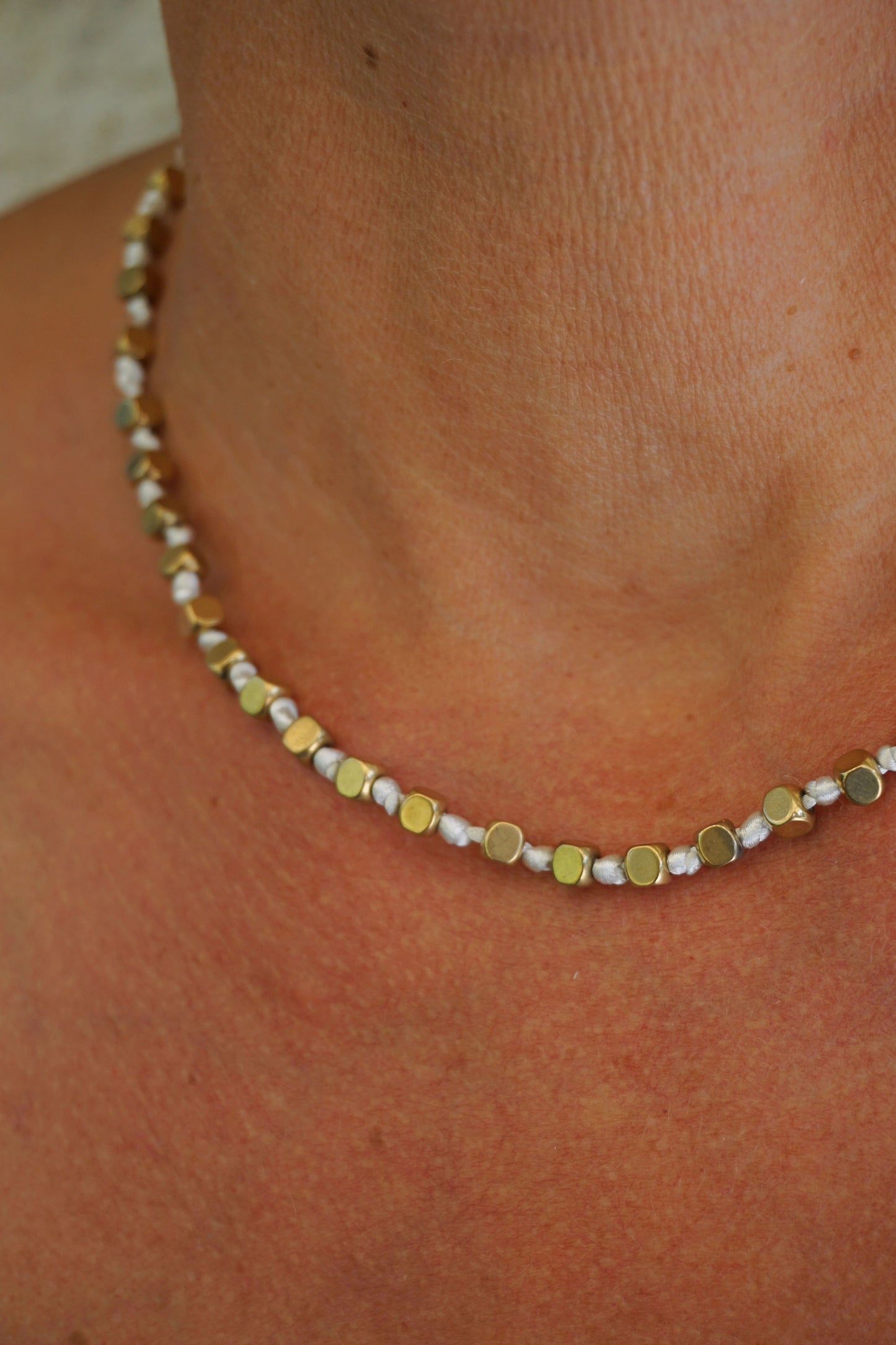 Collier doré cordelette blanche