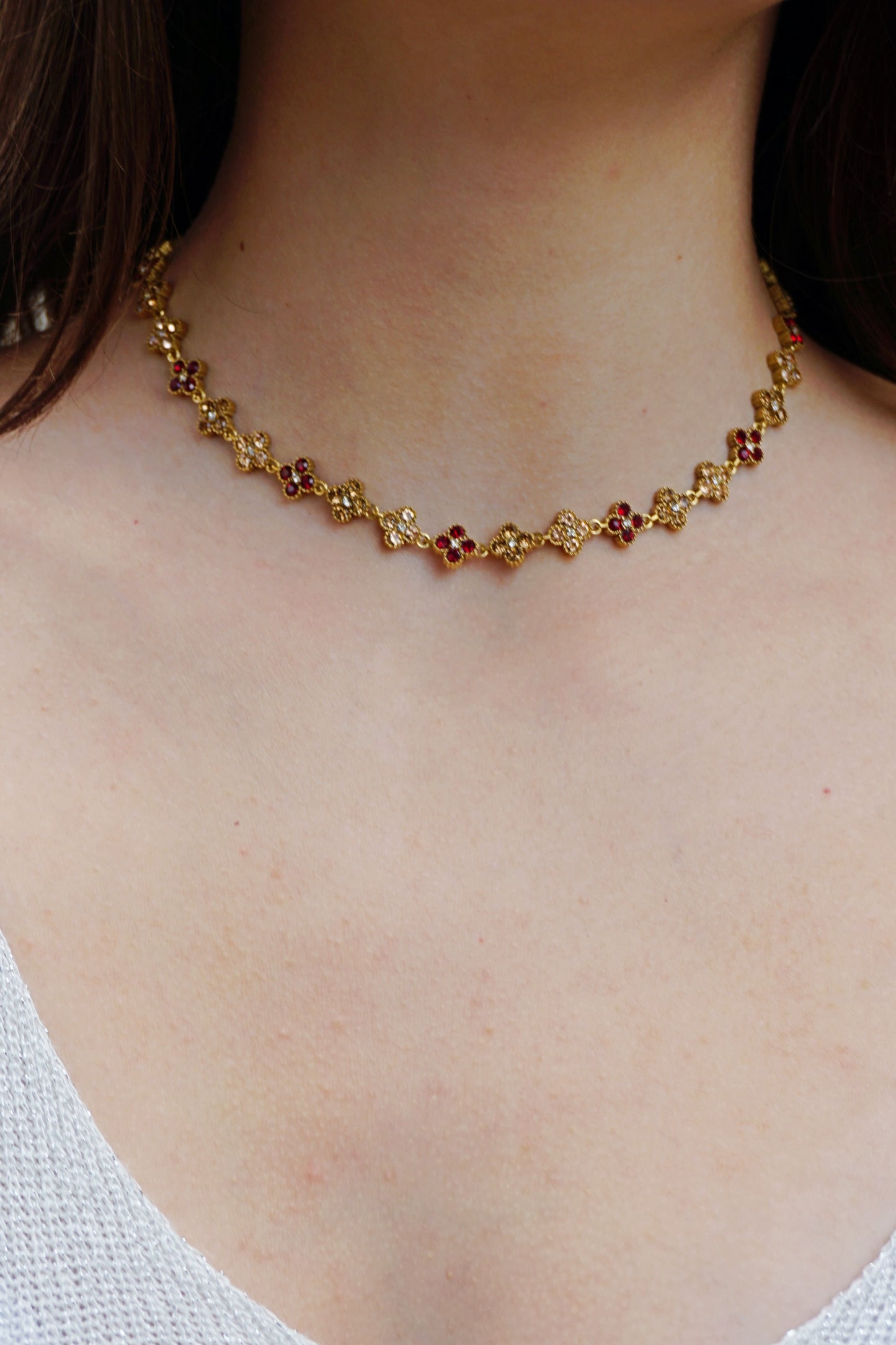 Collier doré et trèfles champagne
