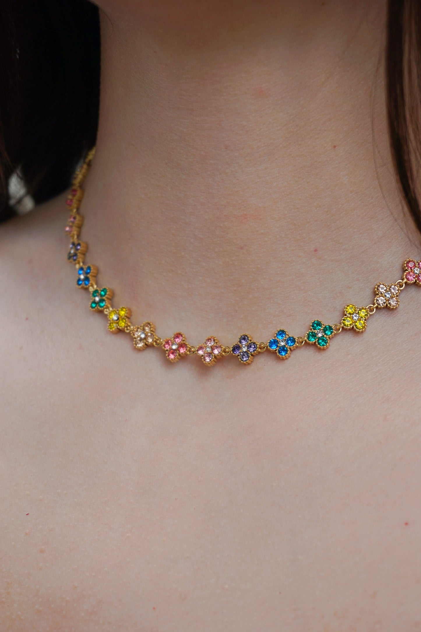 Collier doré et trèfles multicolore