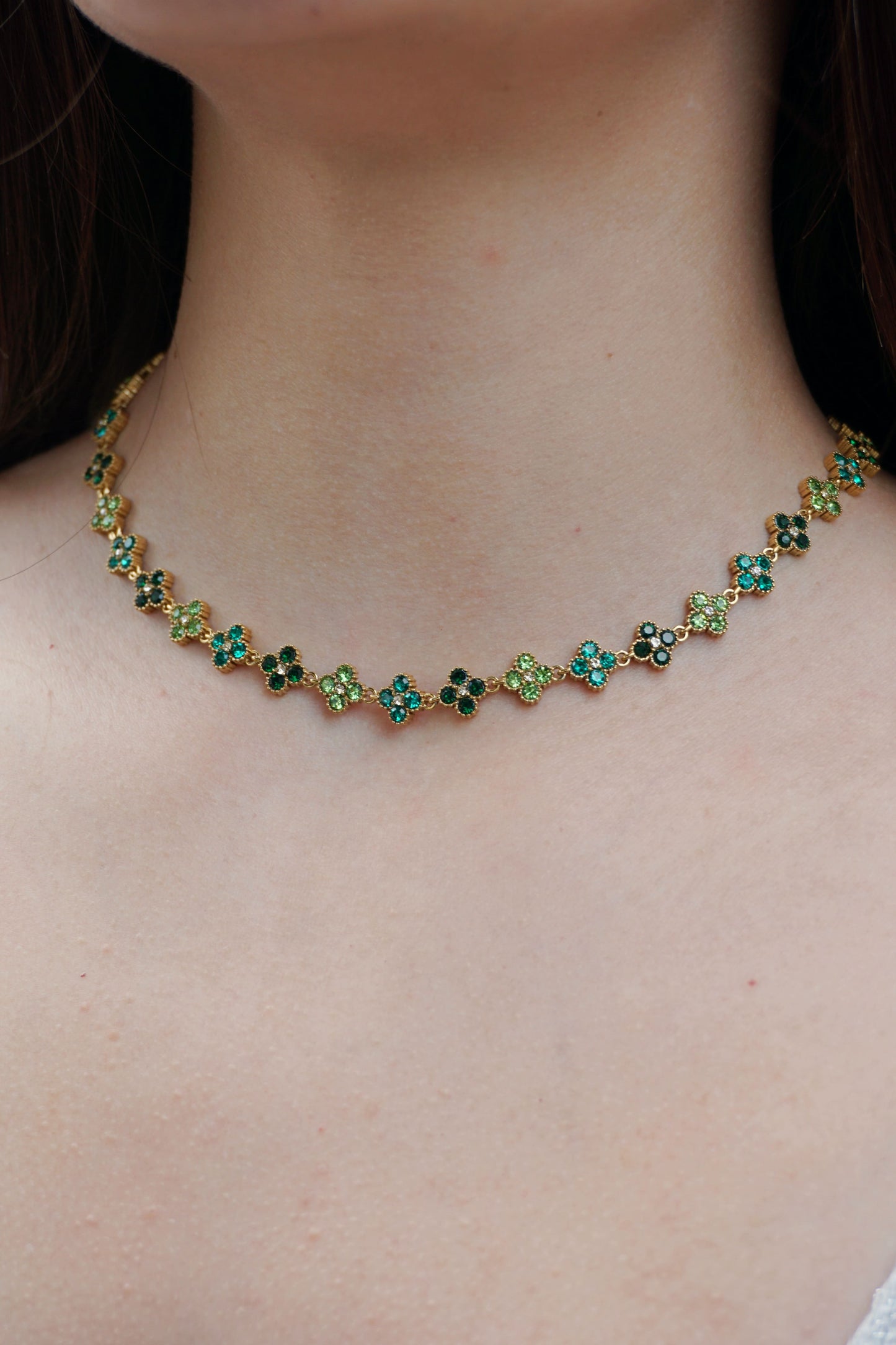 Collier doré et trèfles vert