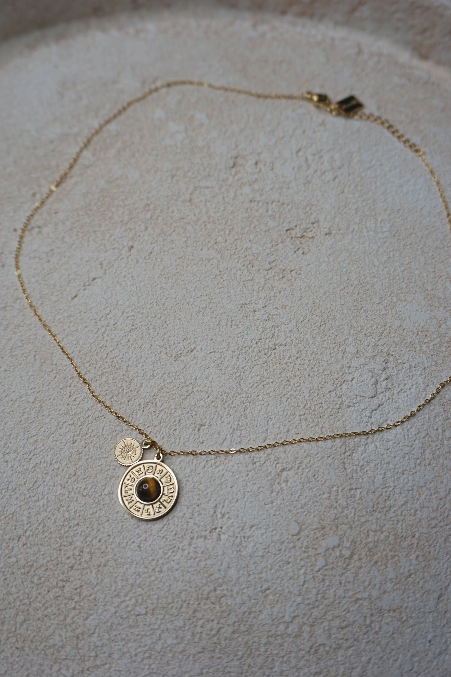 Collier doré pendentif marron zodiaque