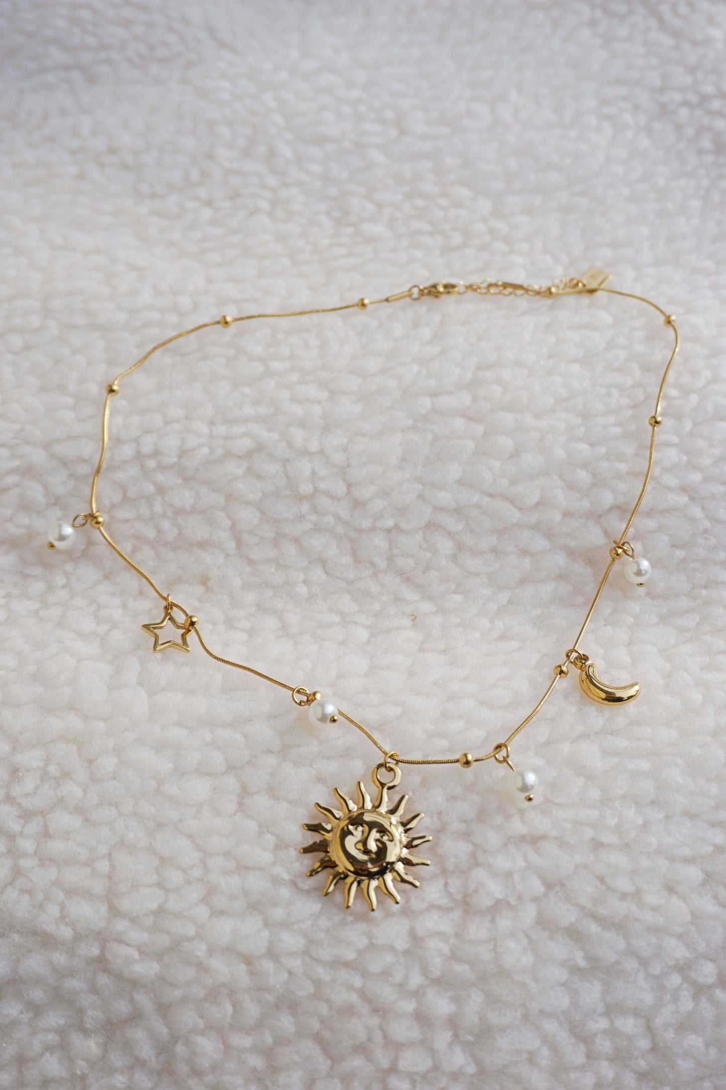 Collier doré pendentif soleil et perles