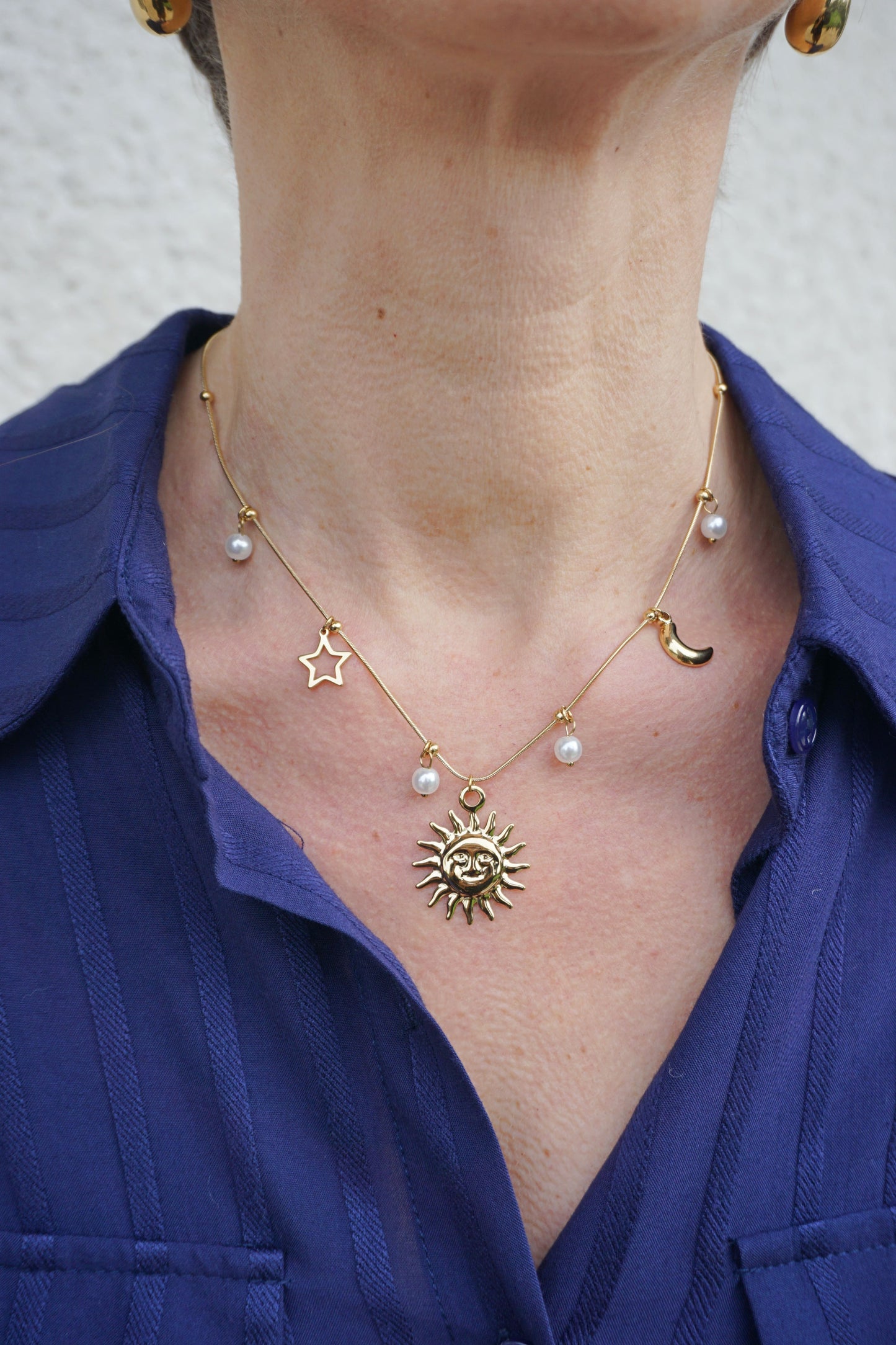 Collier doré pendentif soleil et perles