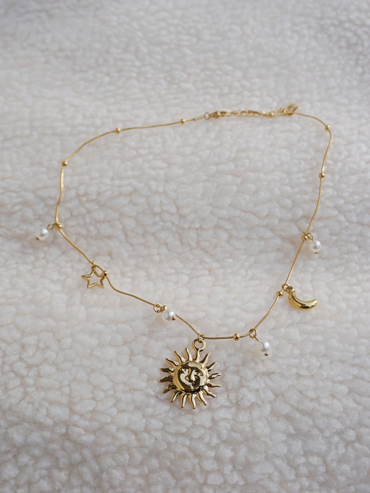 Collier doré pendentif soleil et perles