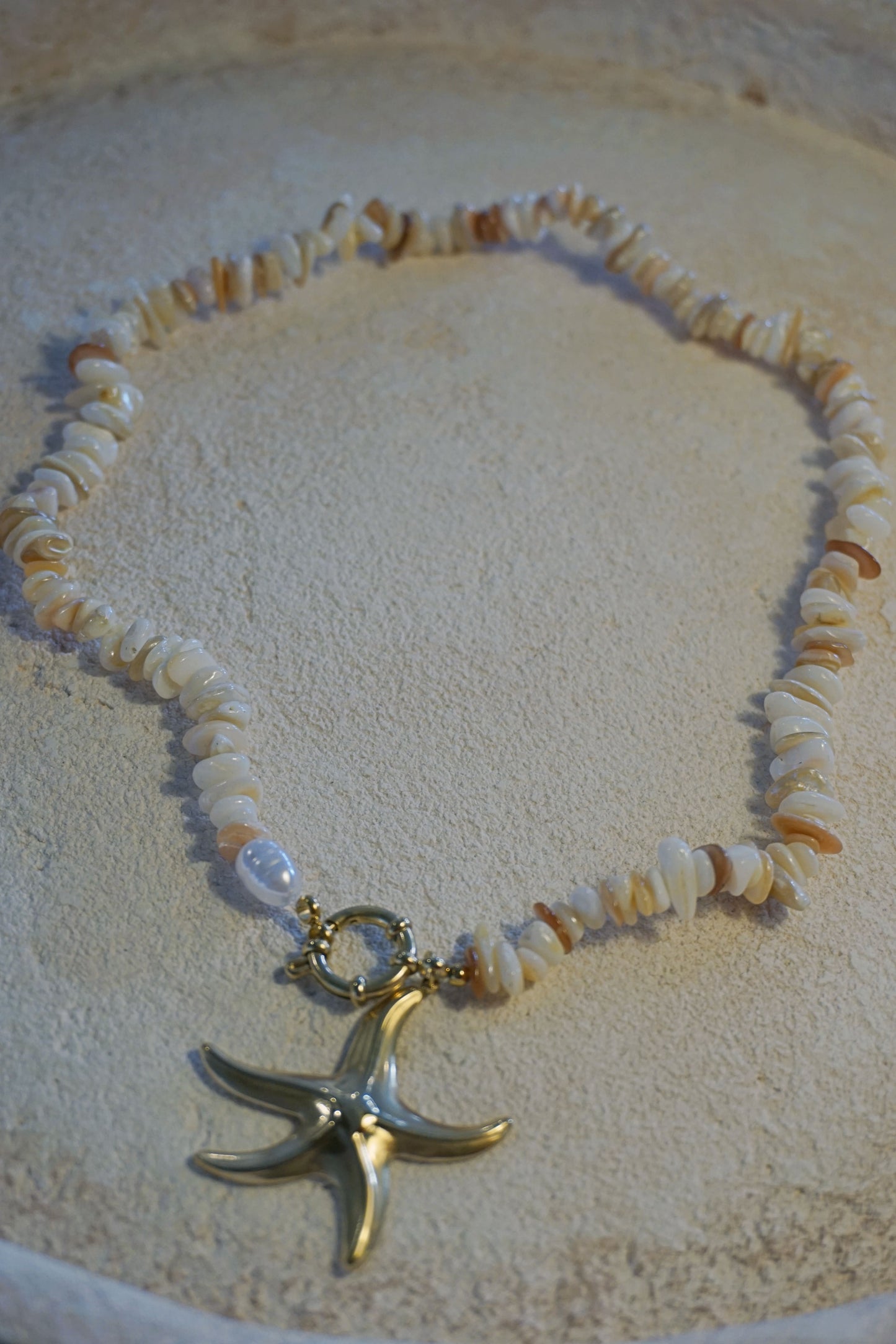 Collier doré pierres crème et étoile de mer