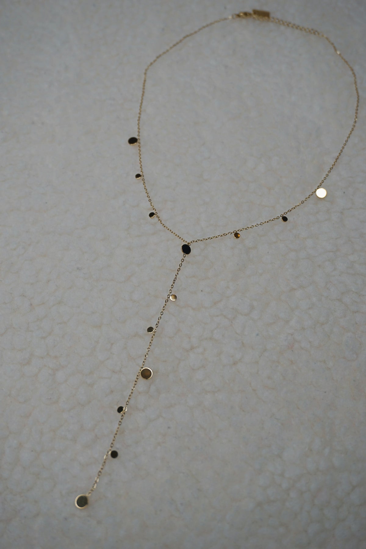 Collier doré tombant avec médaillons