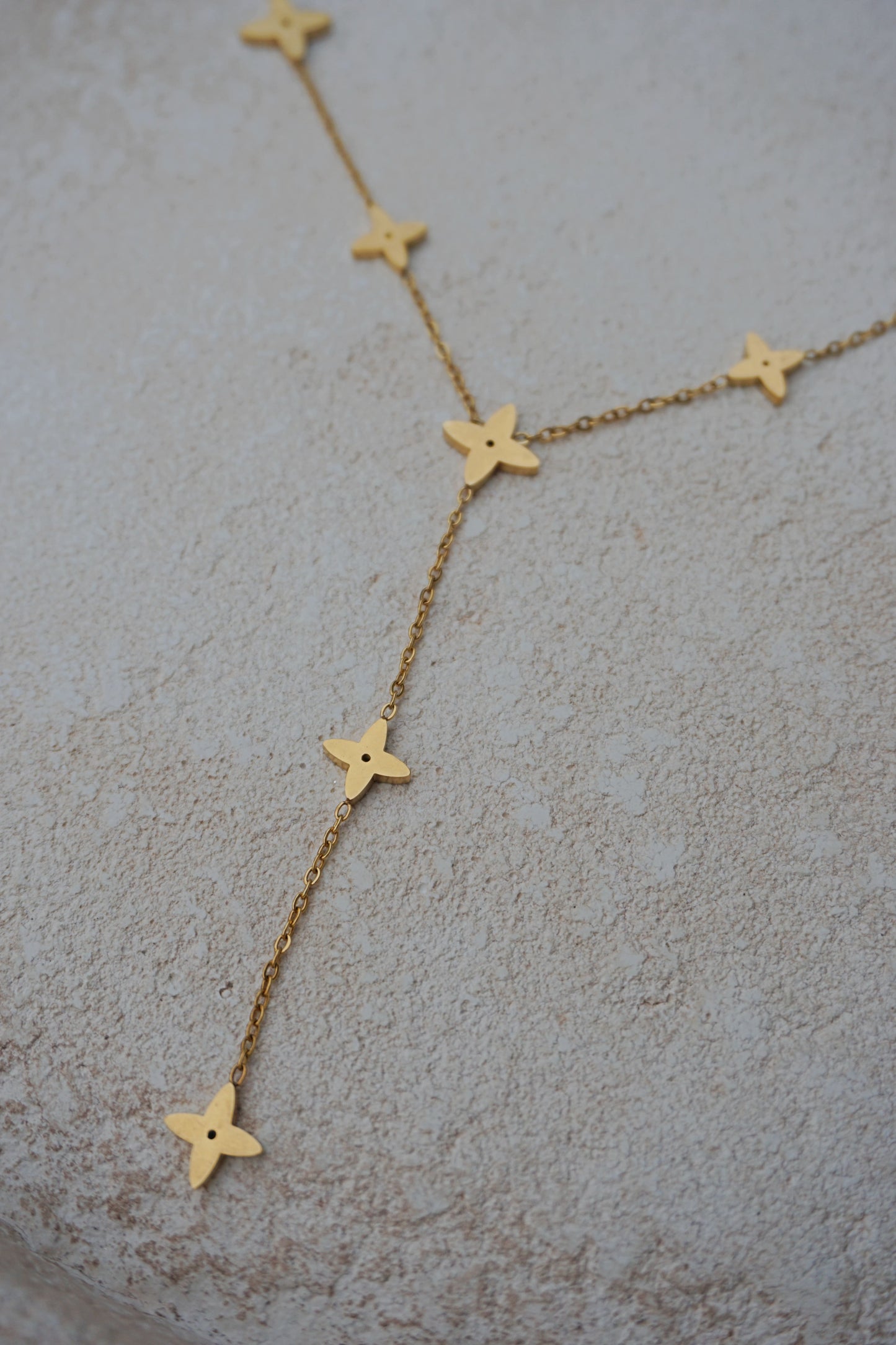 Collier doré tombant étoiles