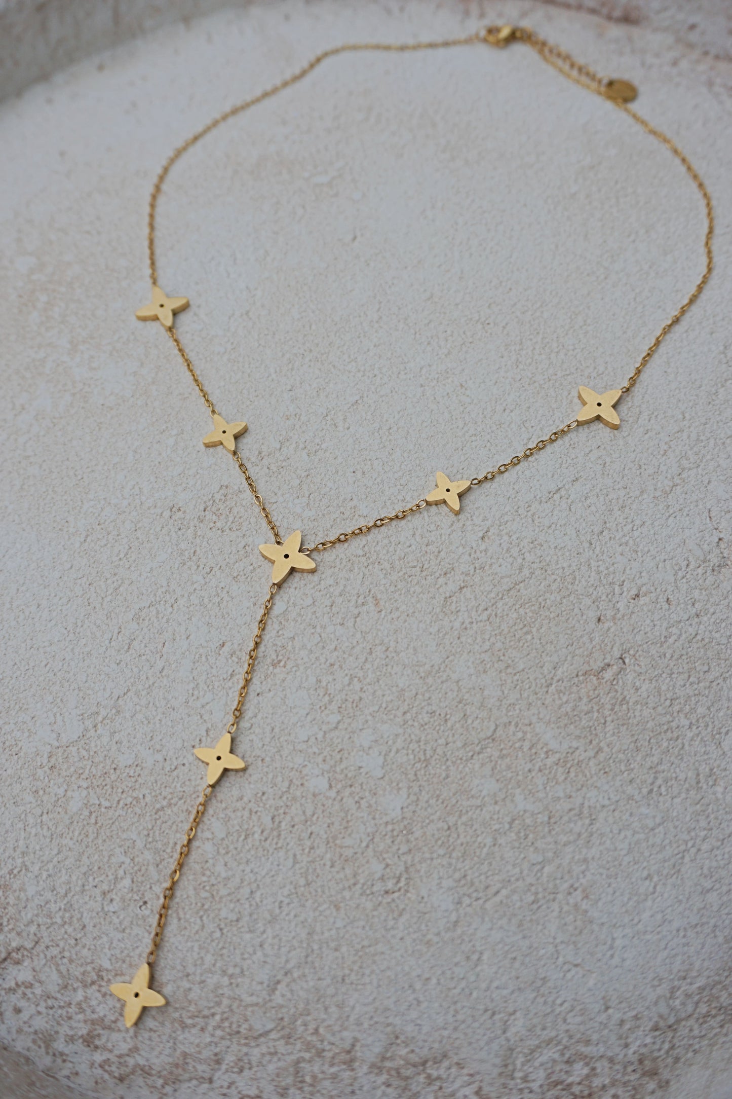 Collier doré tombant étoiles