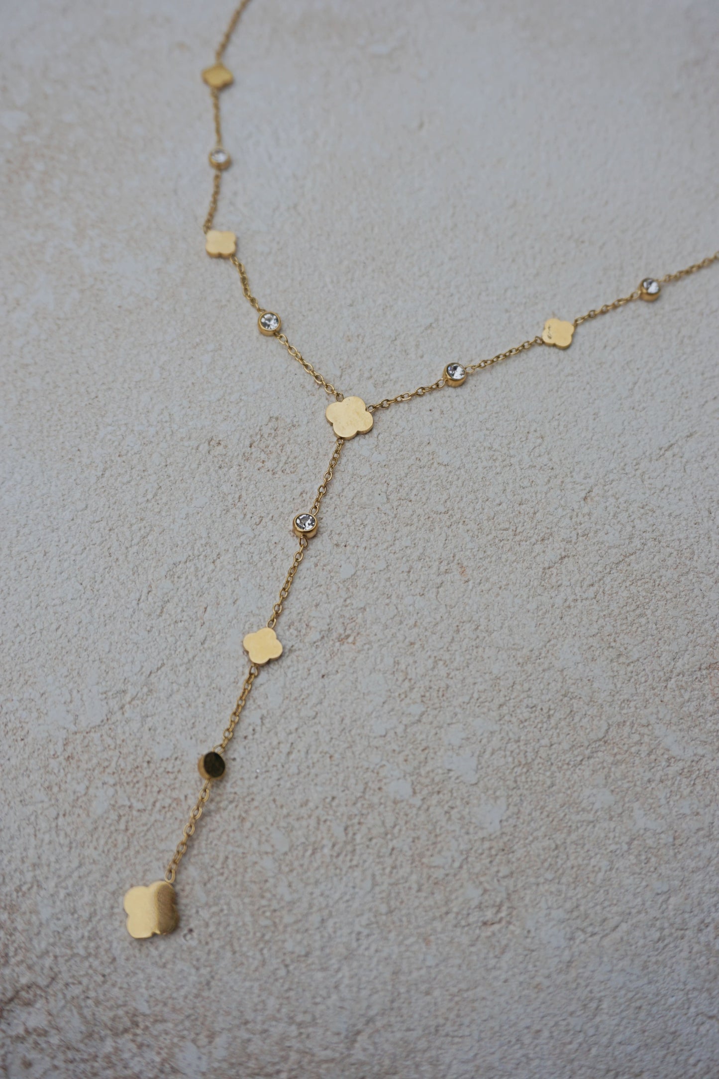 Collier doré tombant trèfles et strass