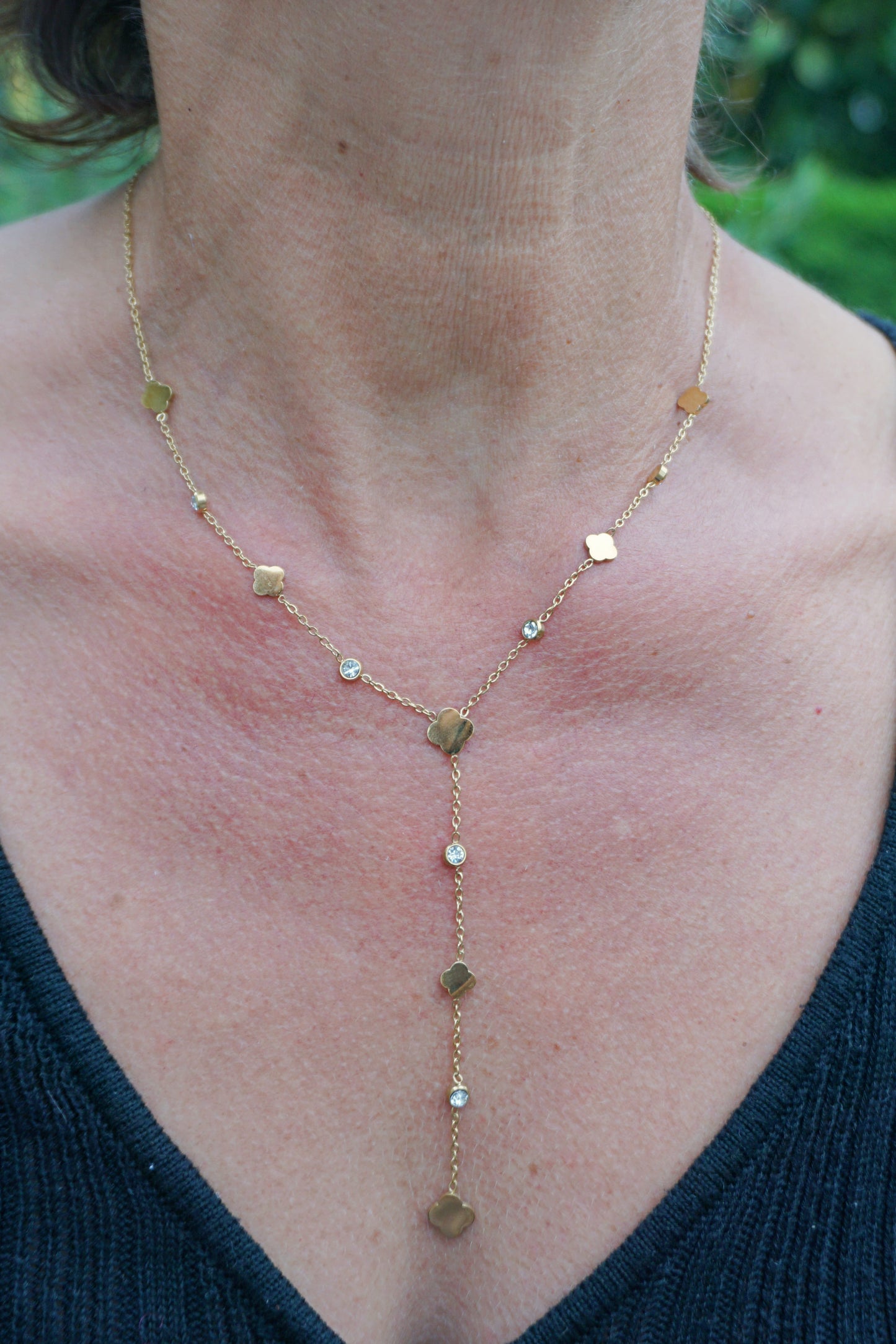 Collier doré tombant trèfles et strass