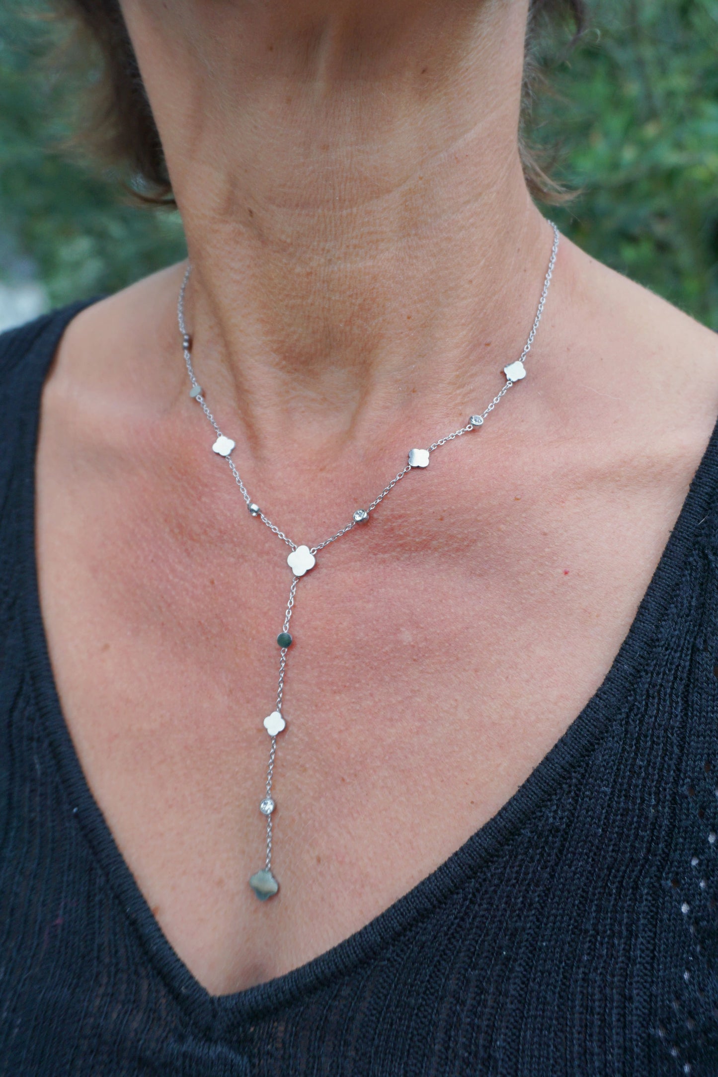 Collier argenté tombant trèfles et strass