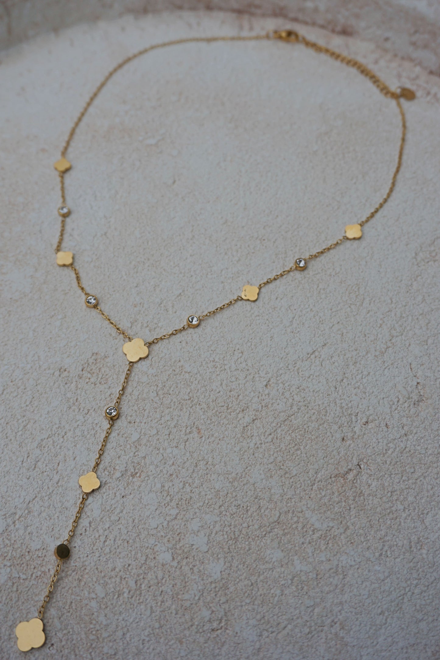 Collier doré tombant trèfles et strass