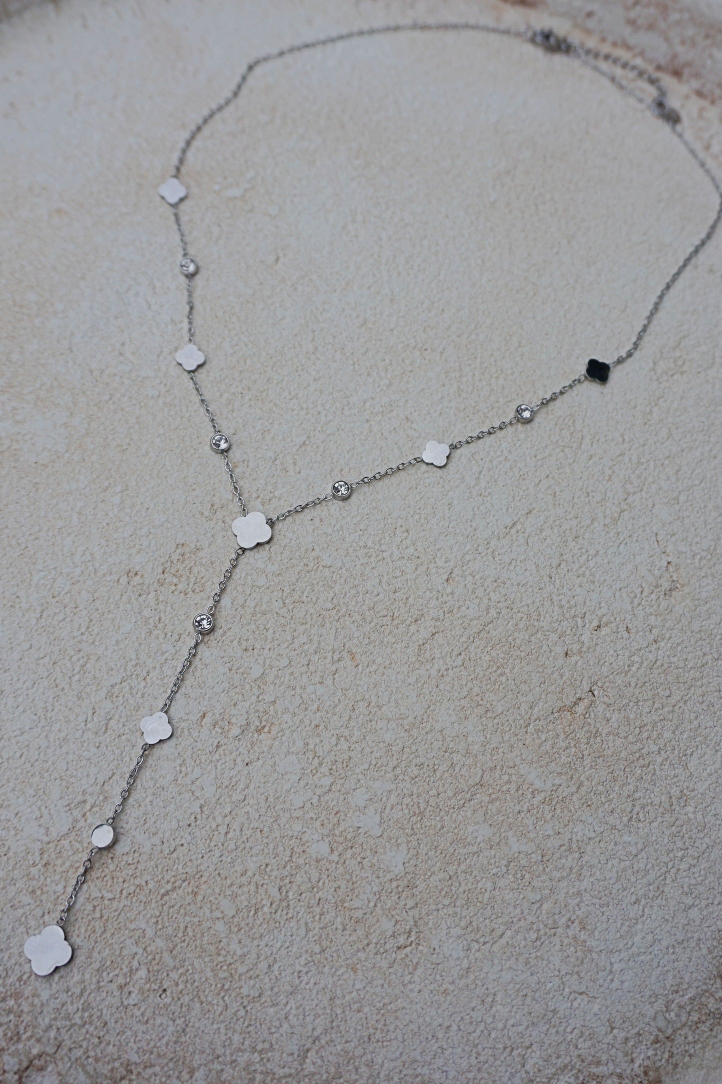 Collier argenté tombant trèfles et strass