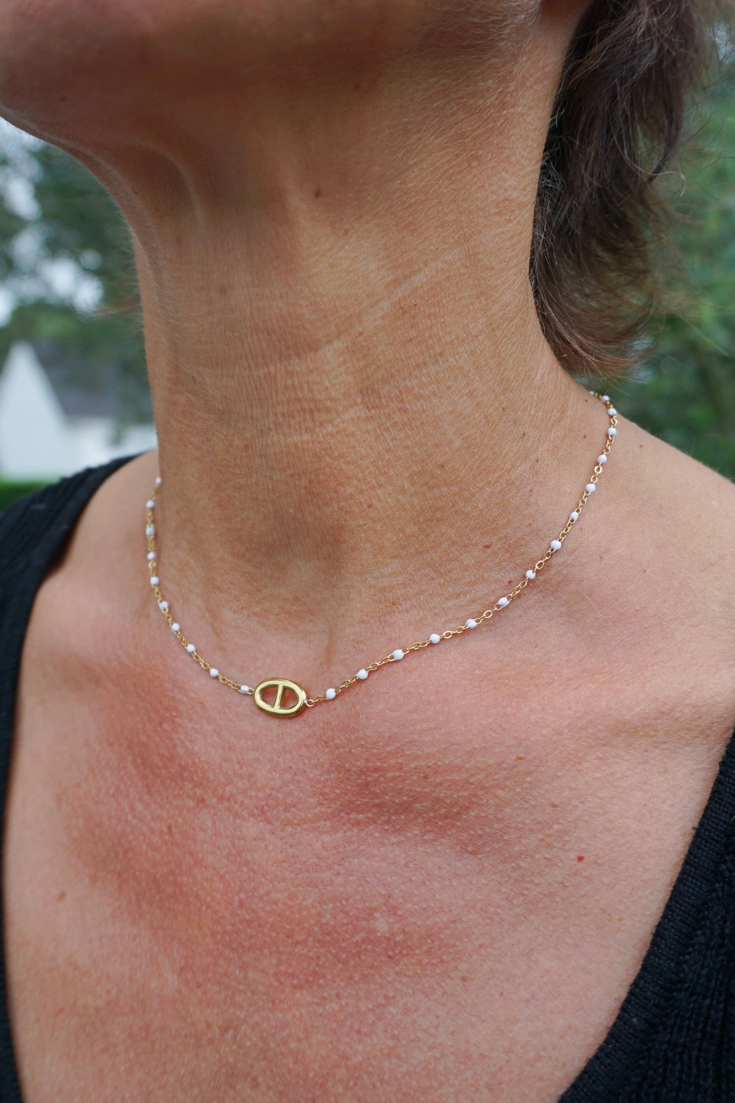 Collier fin doré boucle et petites perles blanches