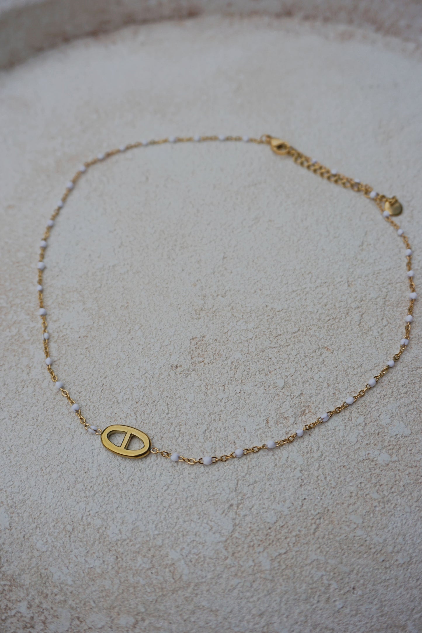 Collier fin doré boucle et petites perles blanches