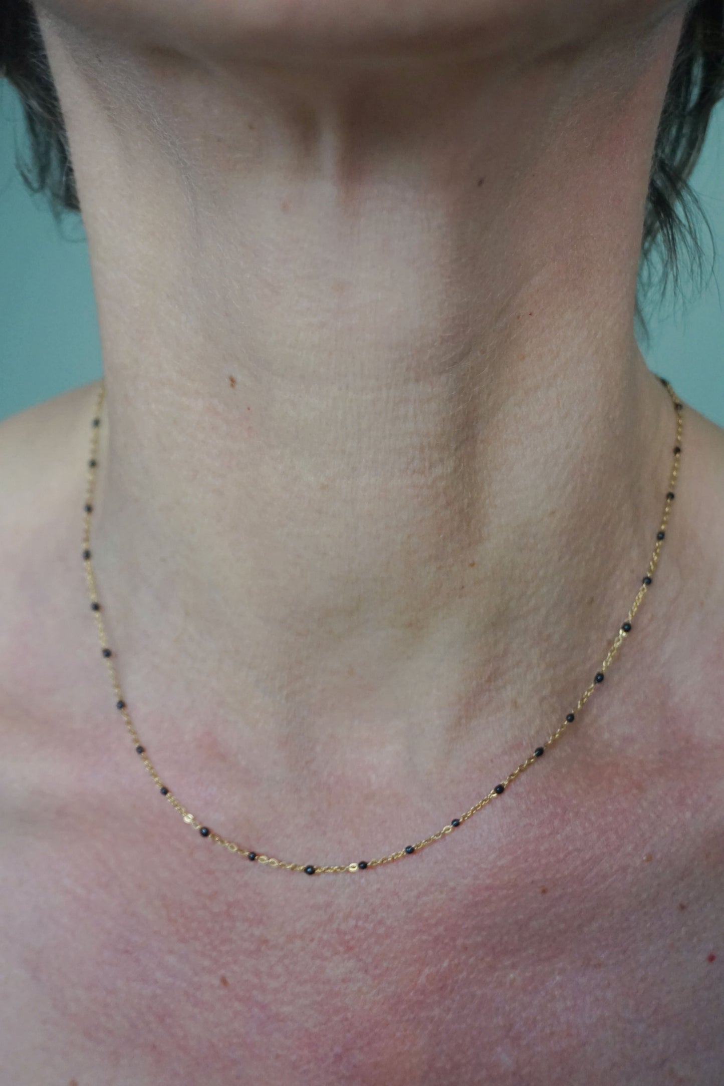 Collier fin doré perles noires