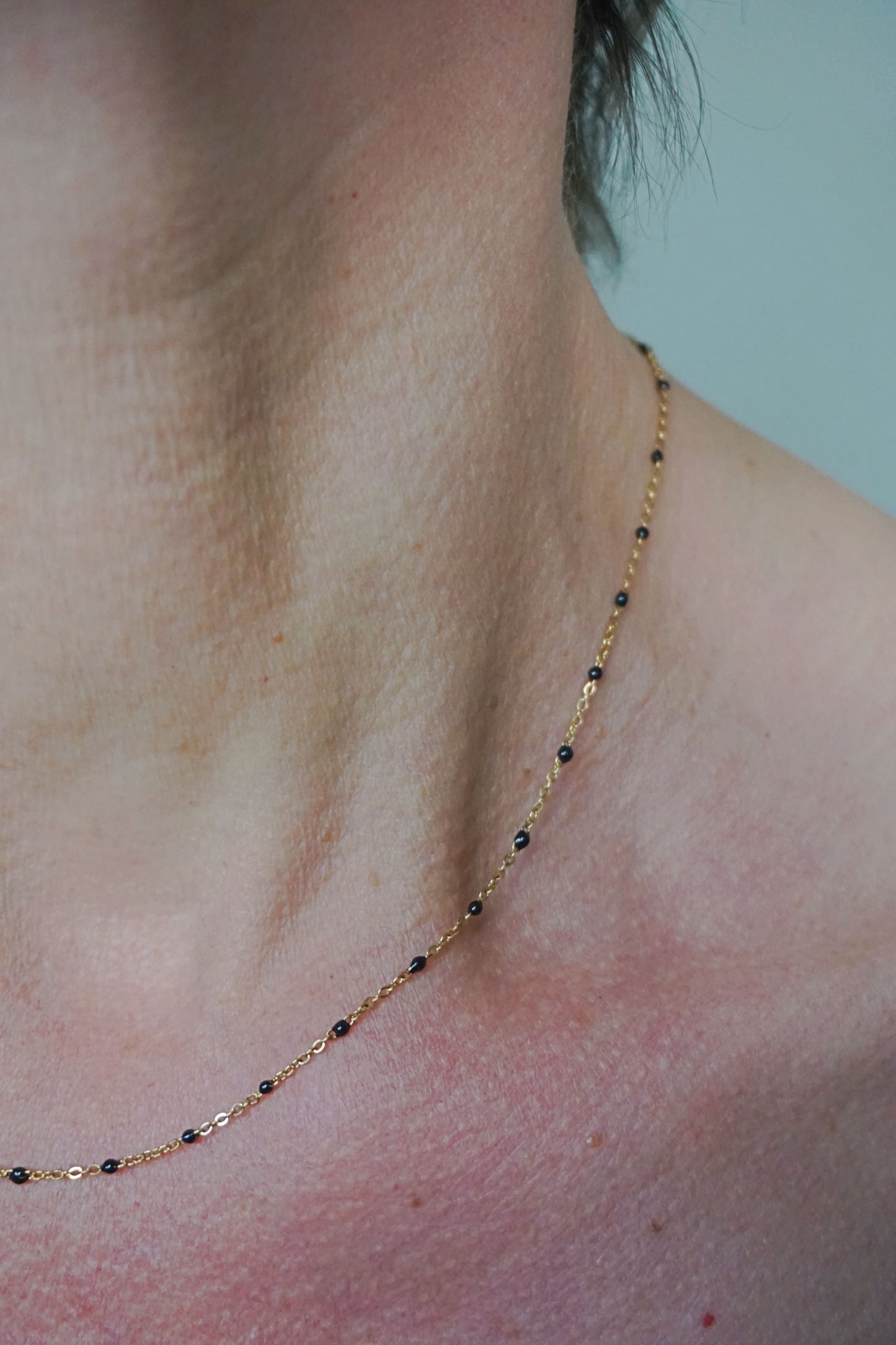 Collier fin doré perles noires