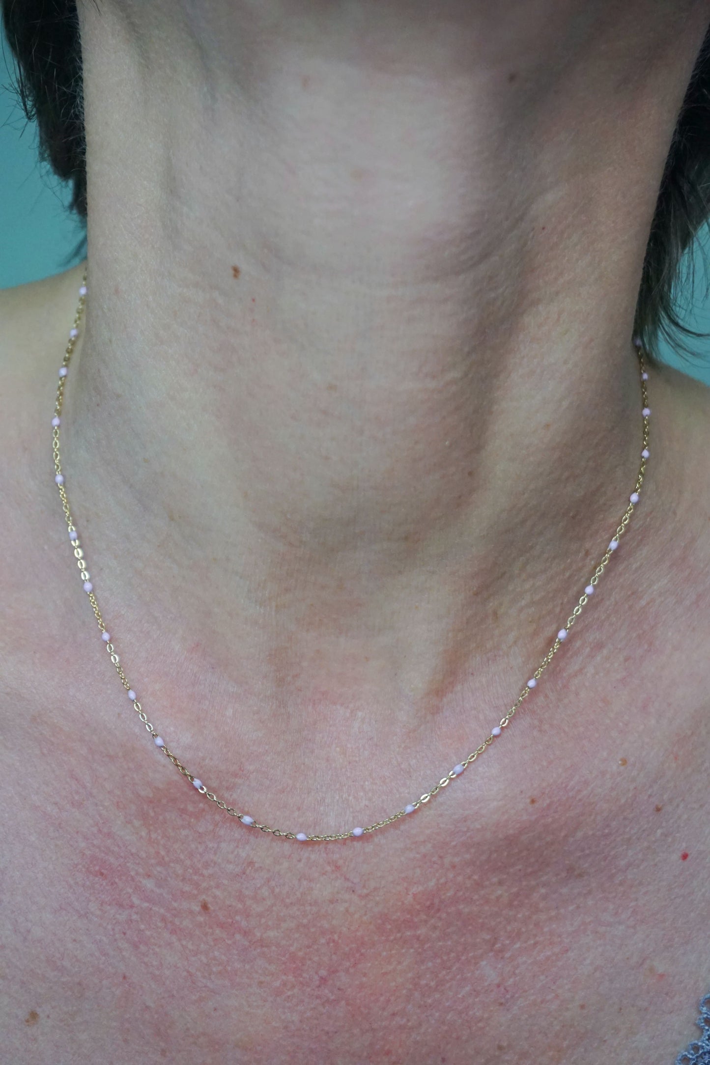 Collier fin doré perles roses pale