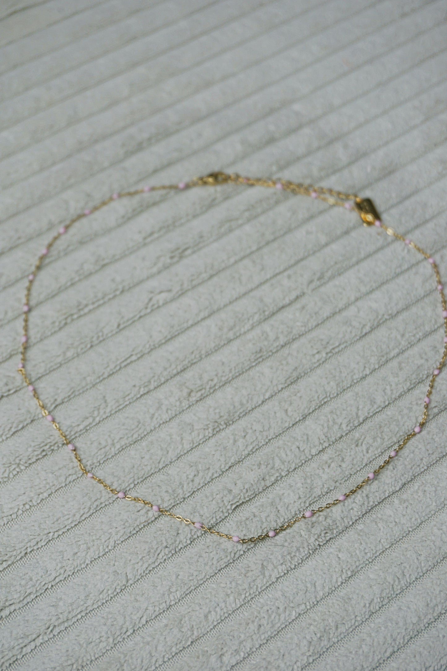 Collier fin doré perles roses pale