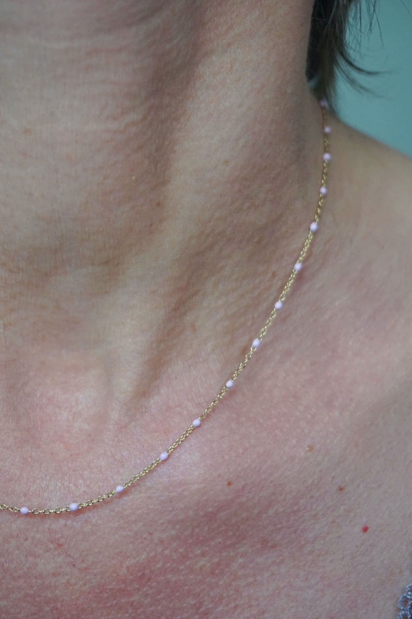 Collier fin doré perles roses pale