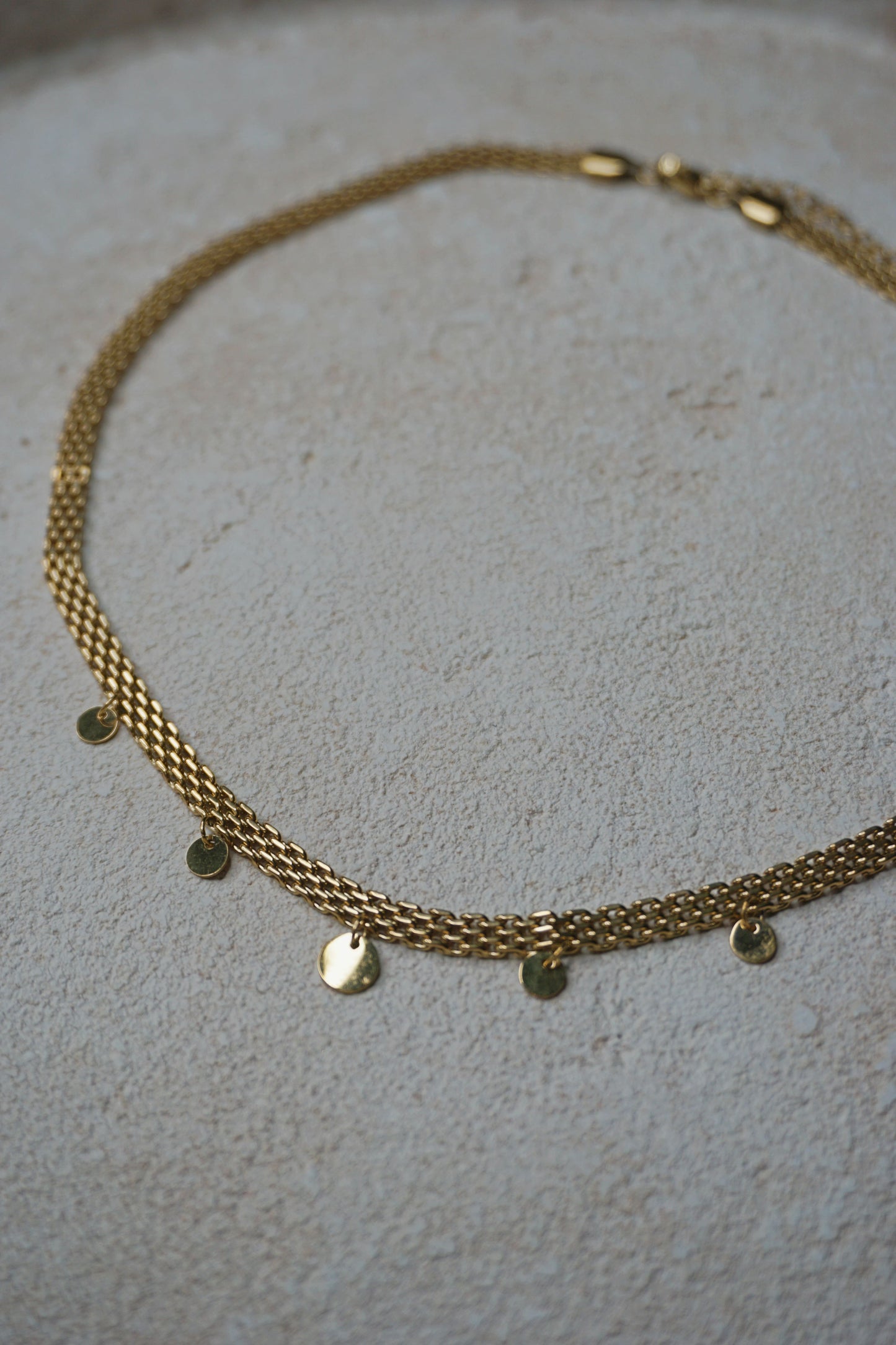 Collier maille doré et breloques rondes