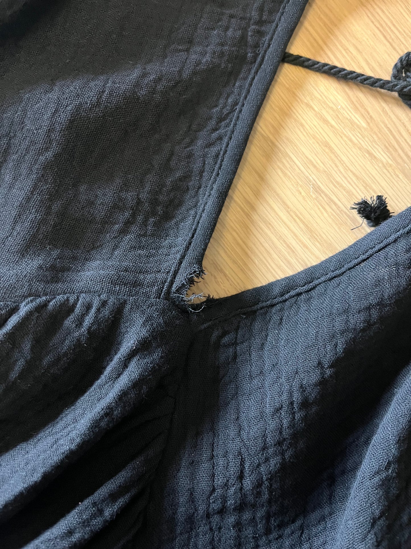 Robe noire manches bouffantes gaze de coton PETIT DÉFAUT
